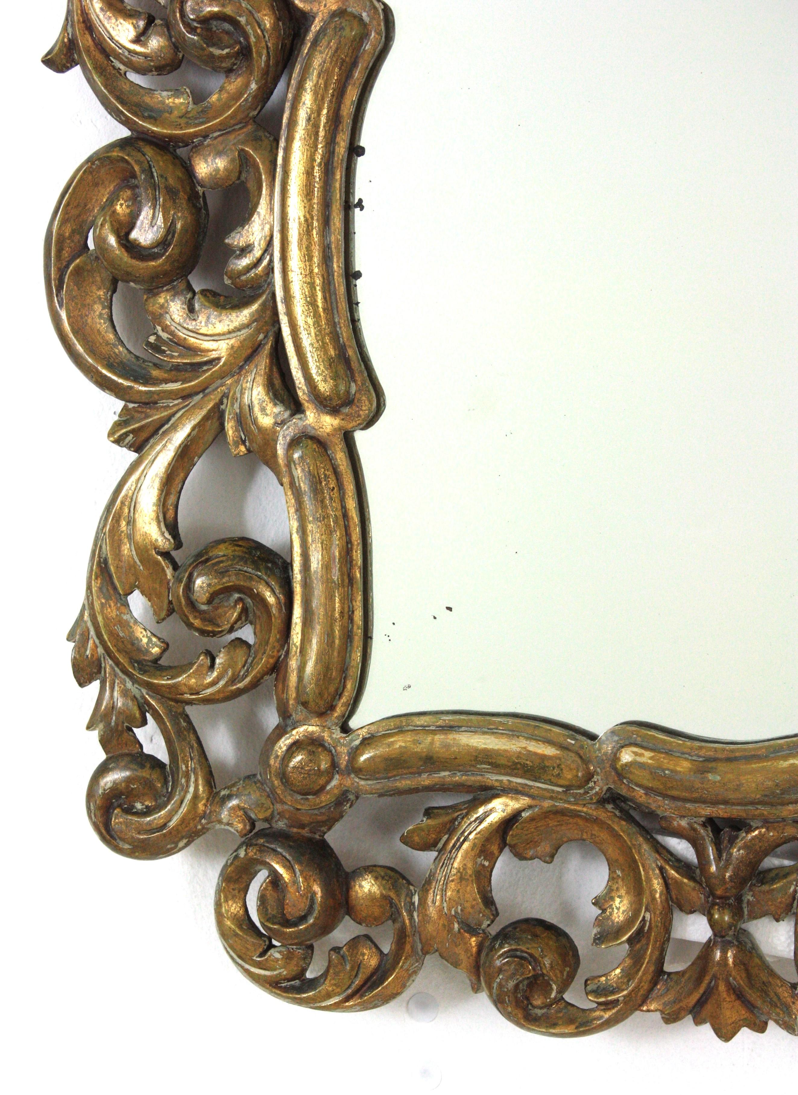 Rococo Miroir en bois sculpté et doré avec motif de volutes, rococo espagnol en vente