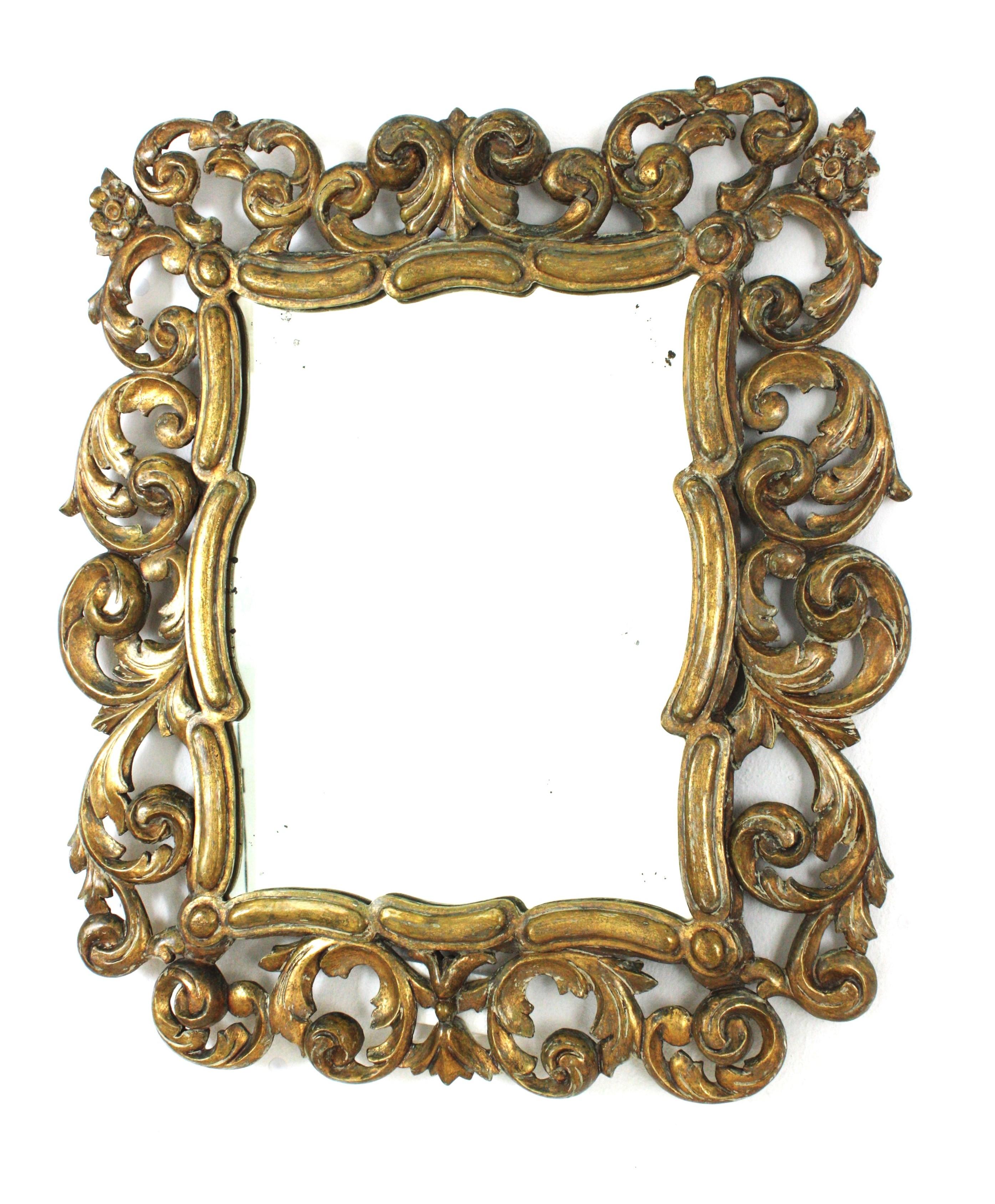 Miroir en bois sculpté et doré avec motif de volutes, rococo espagnol en vente 1
