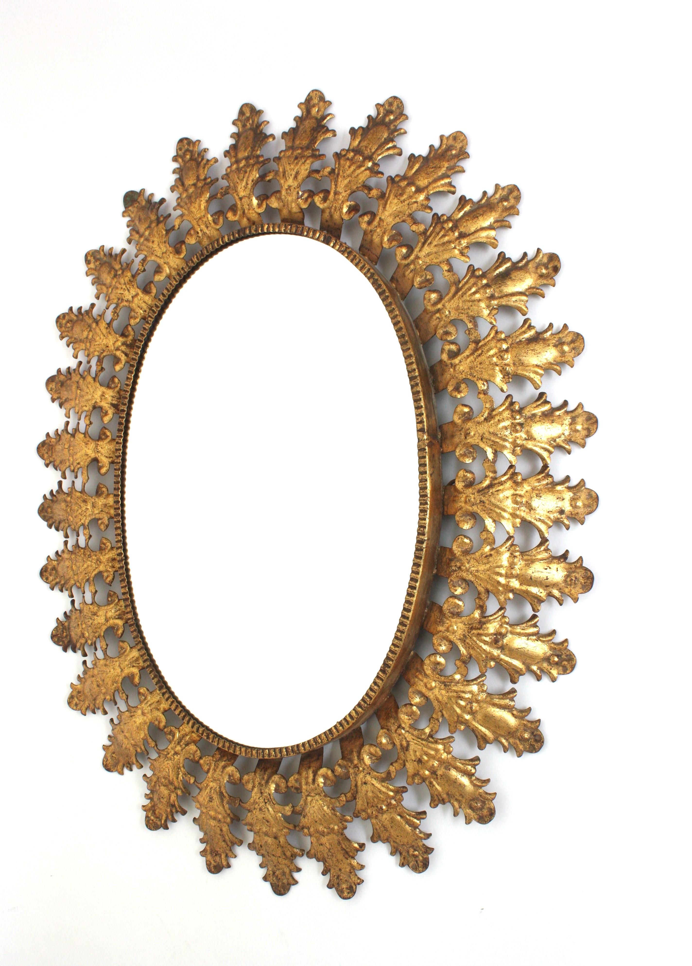 Miroir solaire ovale en fer doré avec feuillage espagnol, années 1950 en vente 3