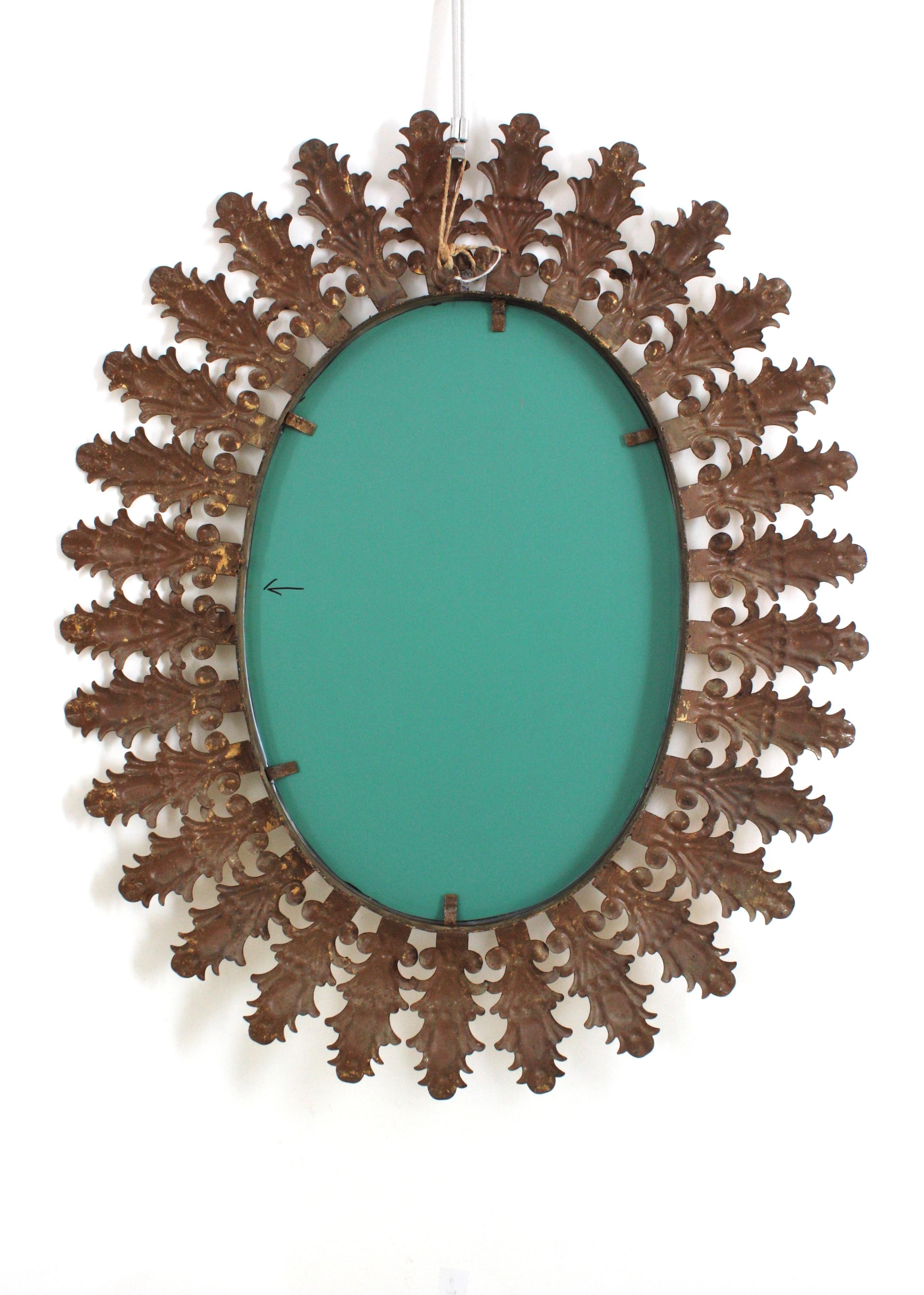 Miroir solaire ovale en fer doré avec feuillage espagnol, années 1950 en vente 4