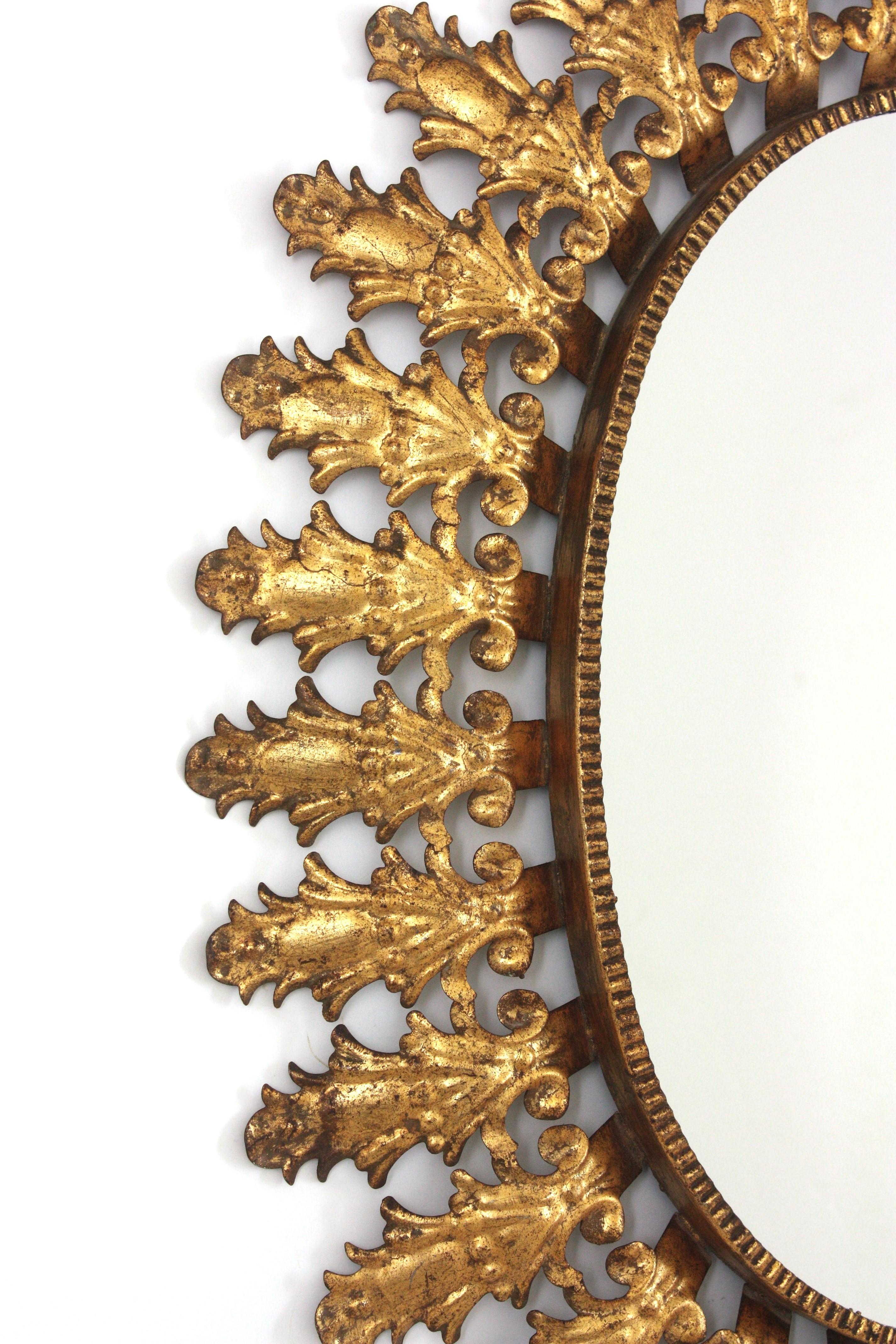 Espagnol Miroir solaire ovale en fer doré avec feuillage espagnol, années 1950 en vente