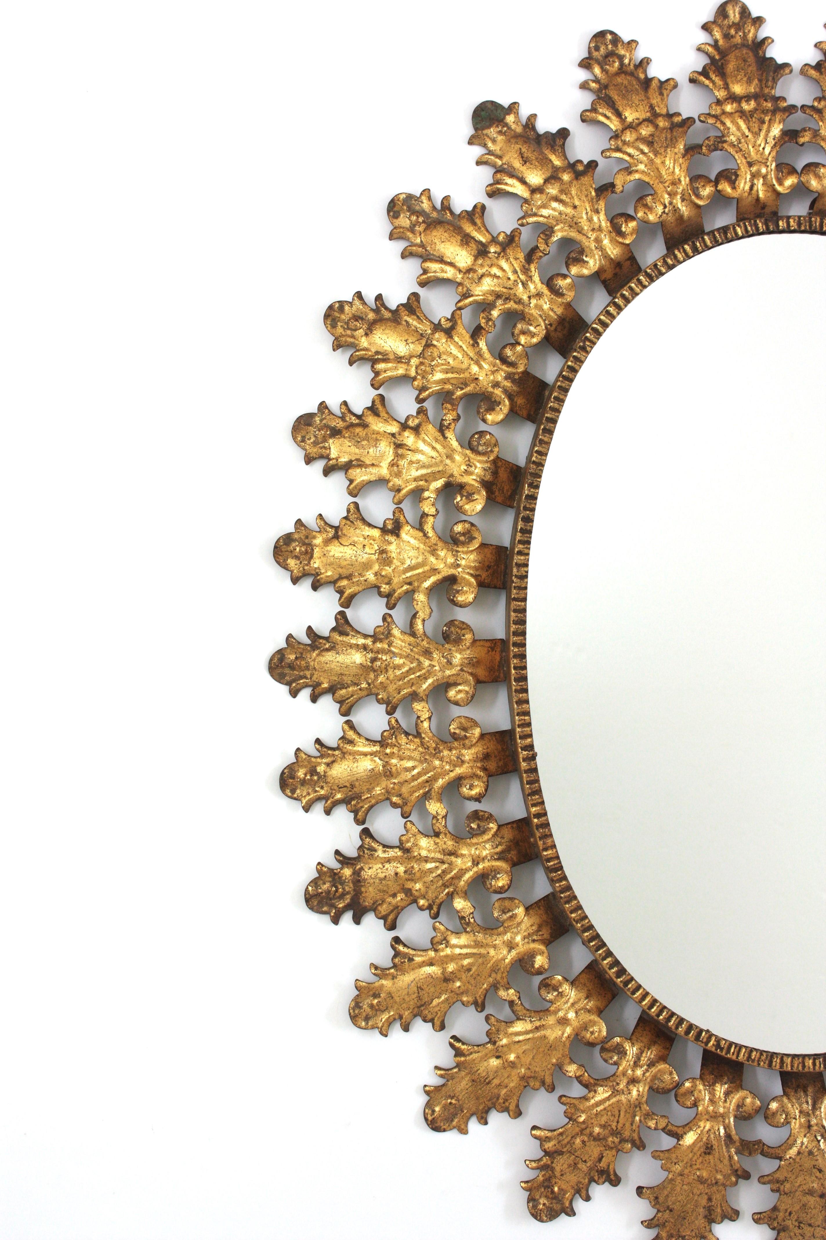 Miroir solaire ovale en fer doré avec feuillage espagnol, années 1950 Bon état - En vente à Barcelona, ES