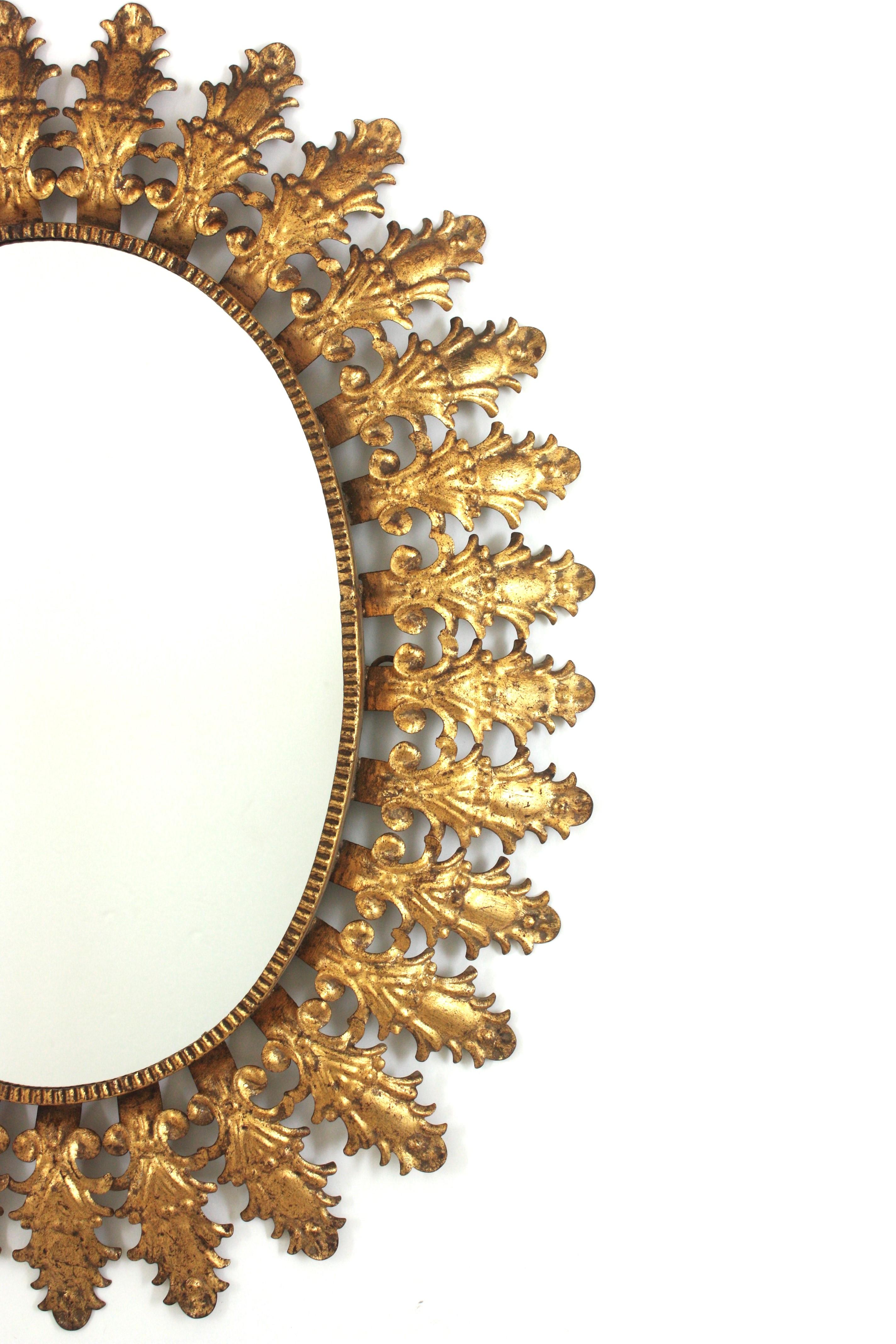 20ième siècle Miroir solaire ovale en fer doré avec feuillage espagnol, années 1950 en vente