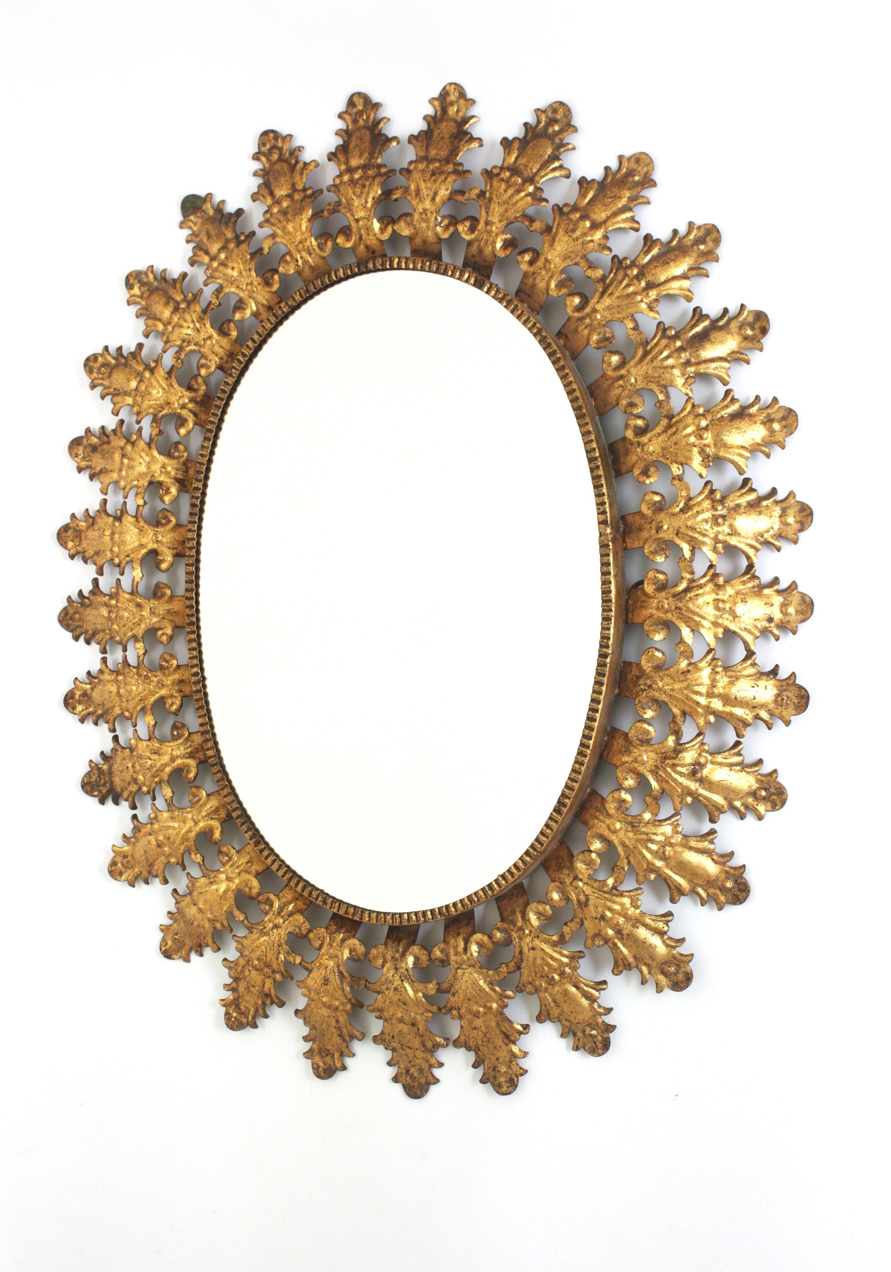 Miroir solaire ovale en fer doré avec feuillage espagnol, années 1950 en vente 1
