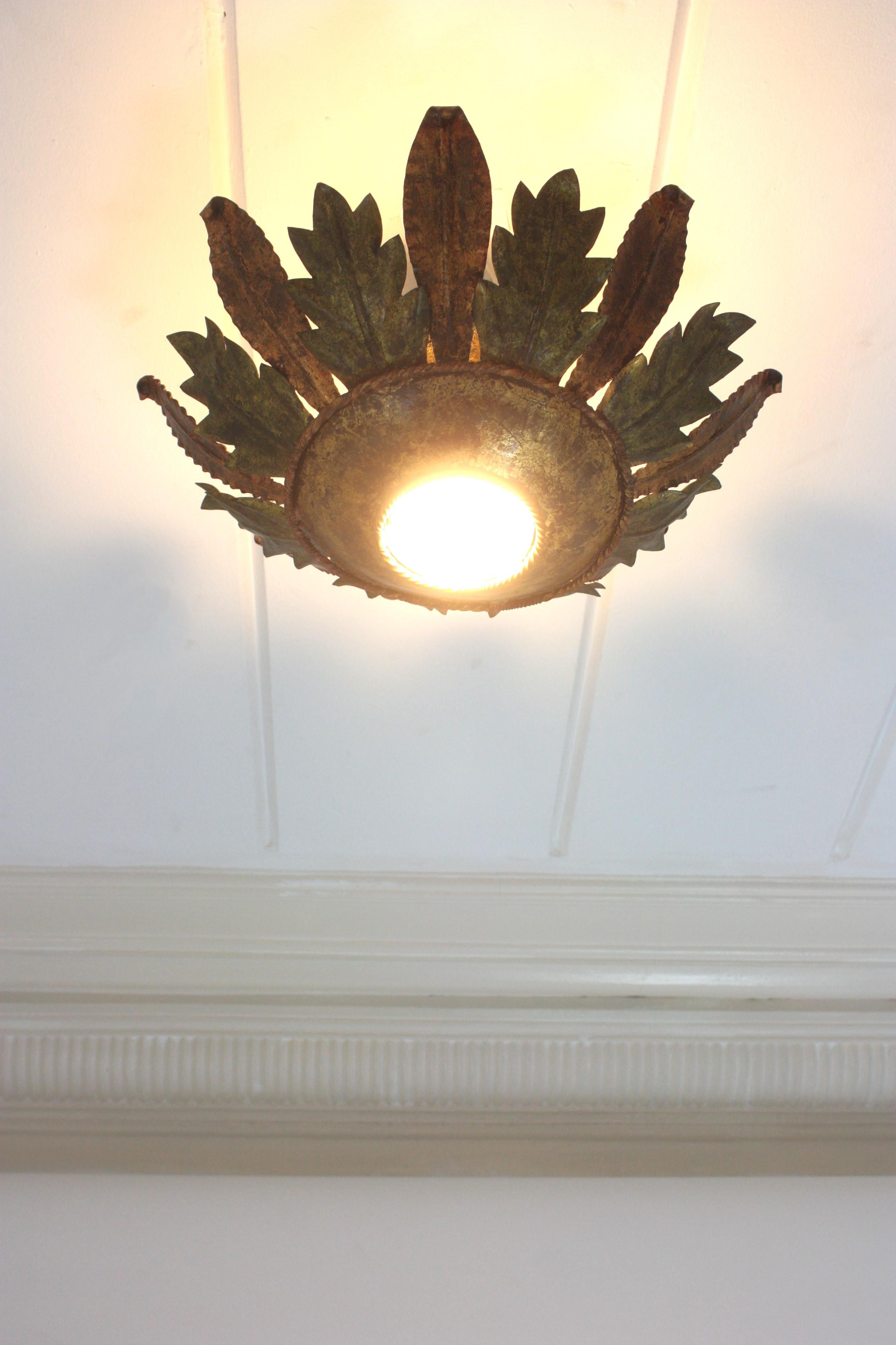 Plafonnier espagnol Foliage Sunburst en vert et fer doré en vente 2