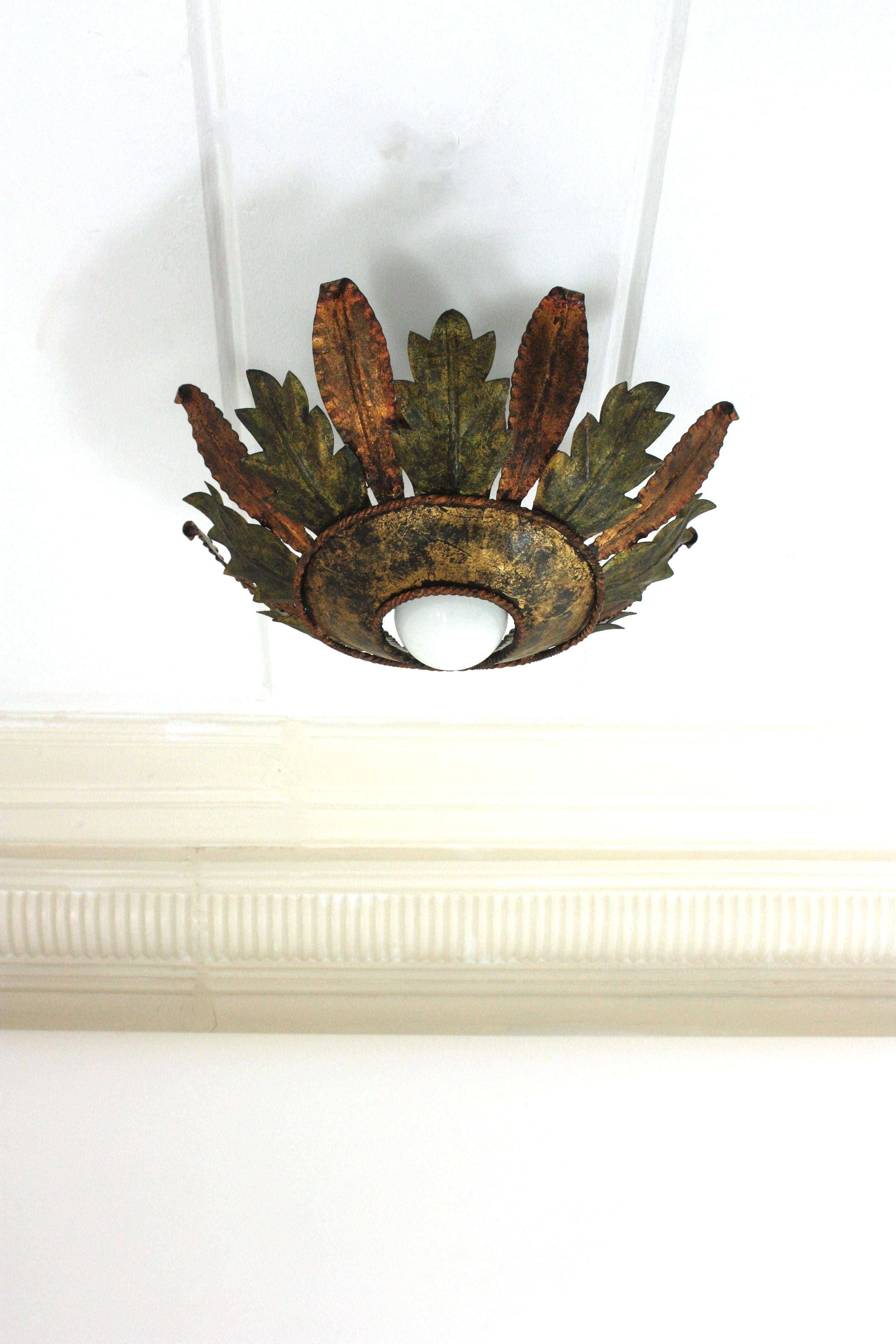 Mid-Century Modern Plafonnier espagnol Foliage Sunburst en vert et fer doré en vente