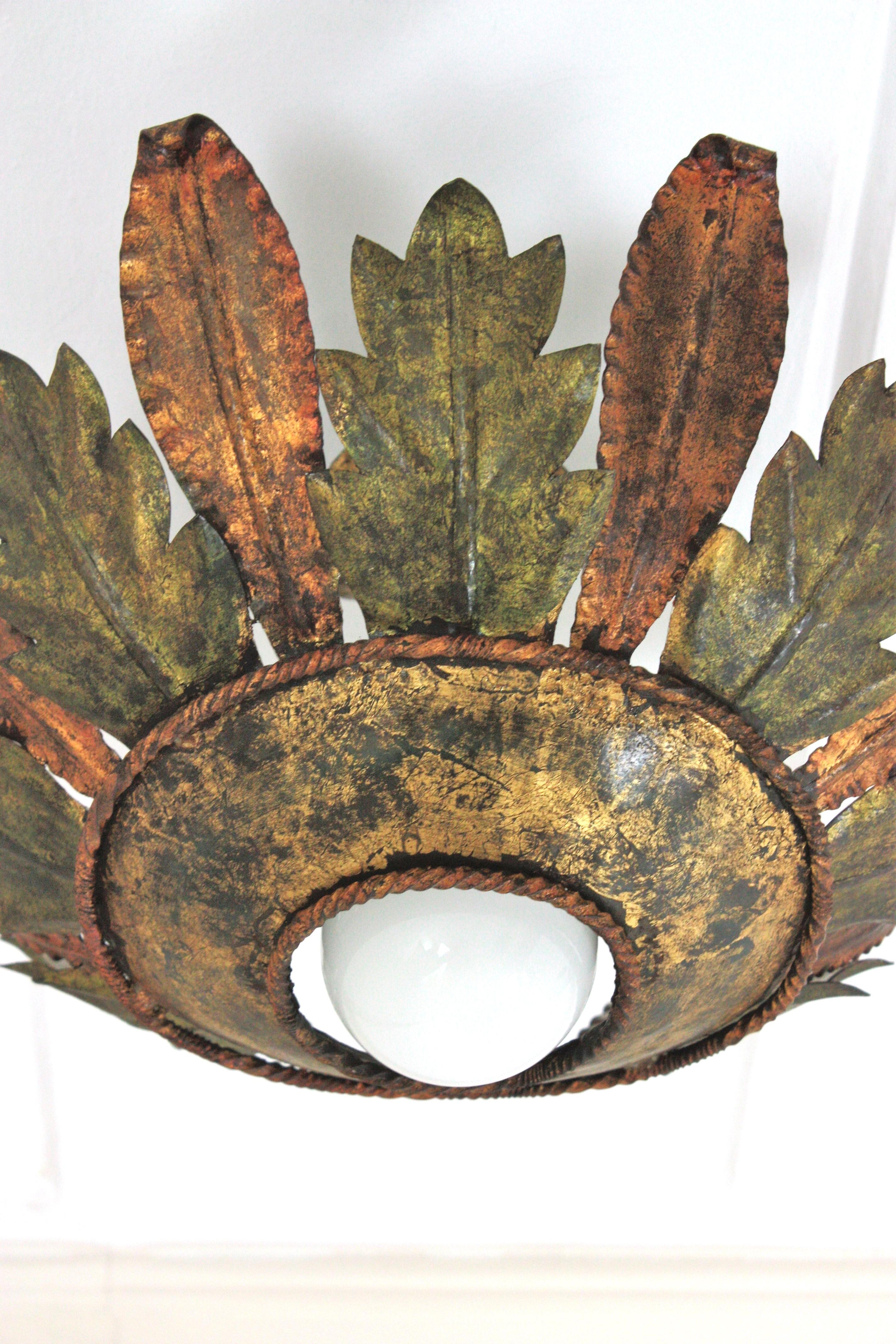 Fait main Plafonnier espagnol Foliage Sunburst en vert et fer doré en vente