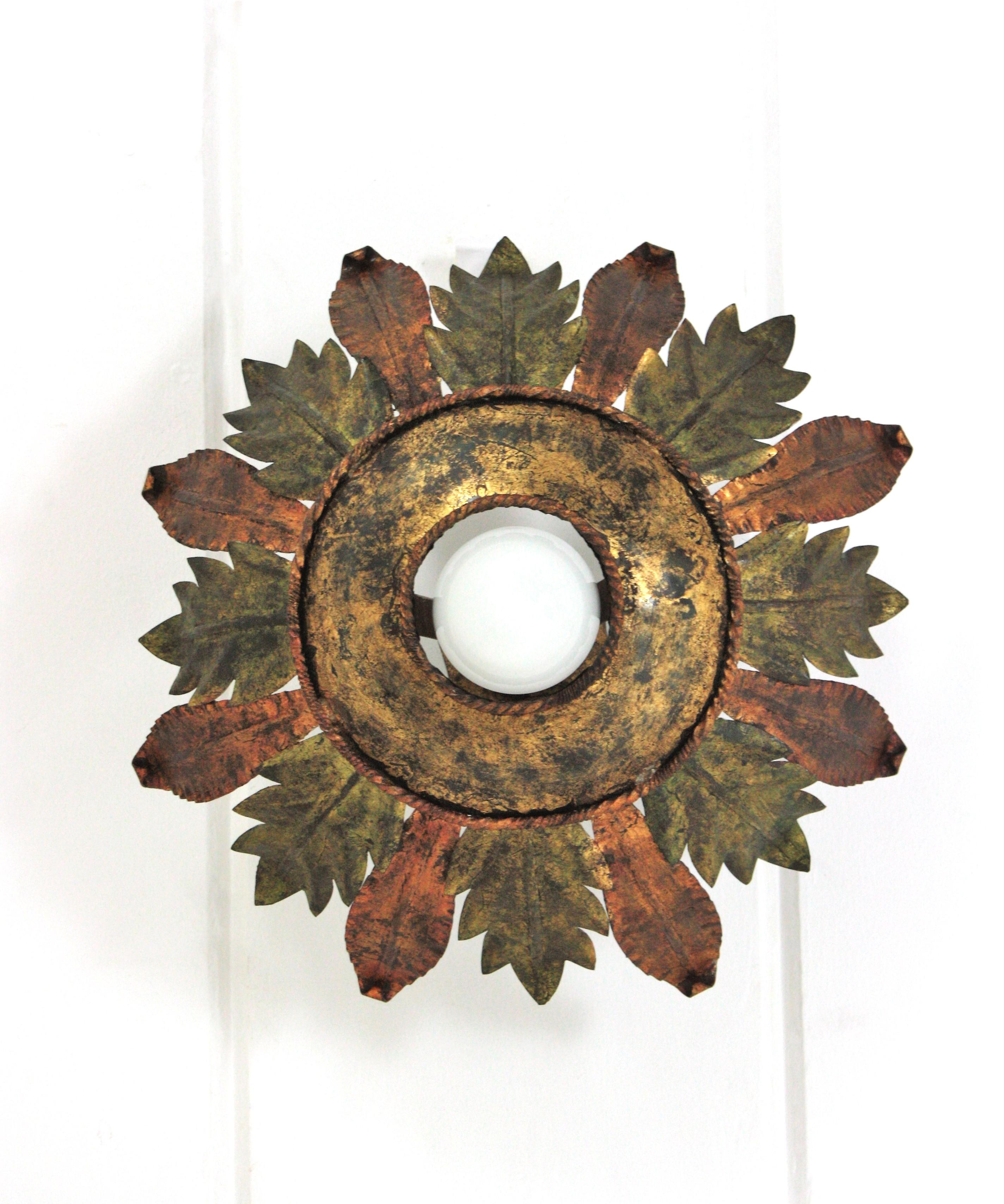 Plafonnier espagnol Foliage Sunburst en vert et fer doré Bon état - En vente à Barcelona, ES