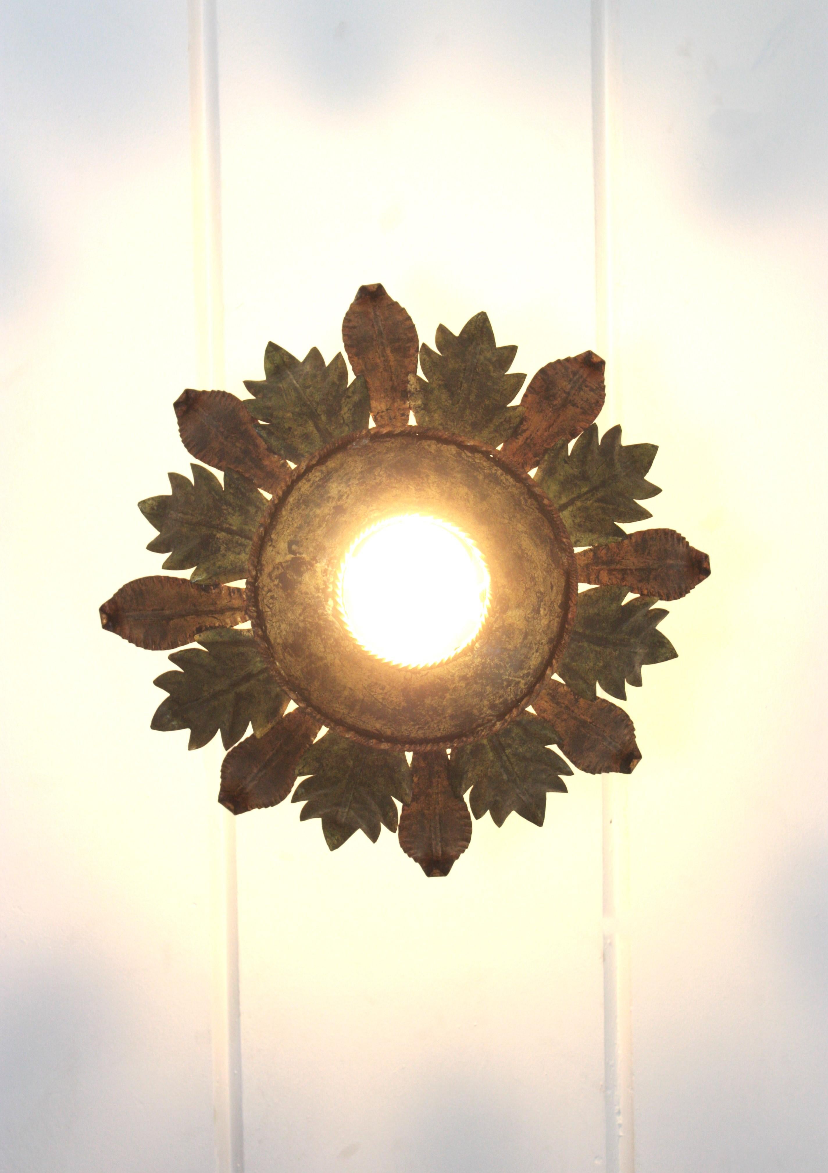 20ième siècle Plafonnier espagnol Foliage Sunburst en vert et fer doré en vente