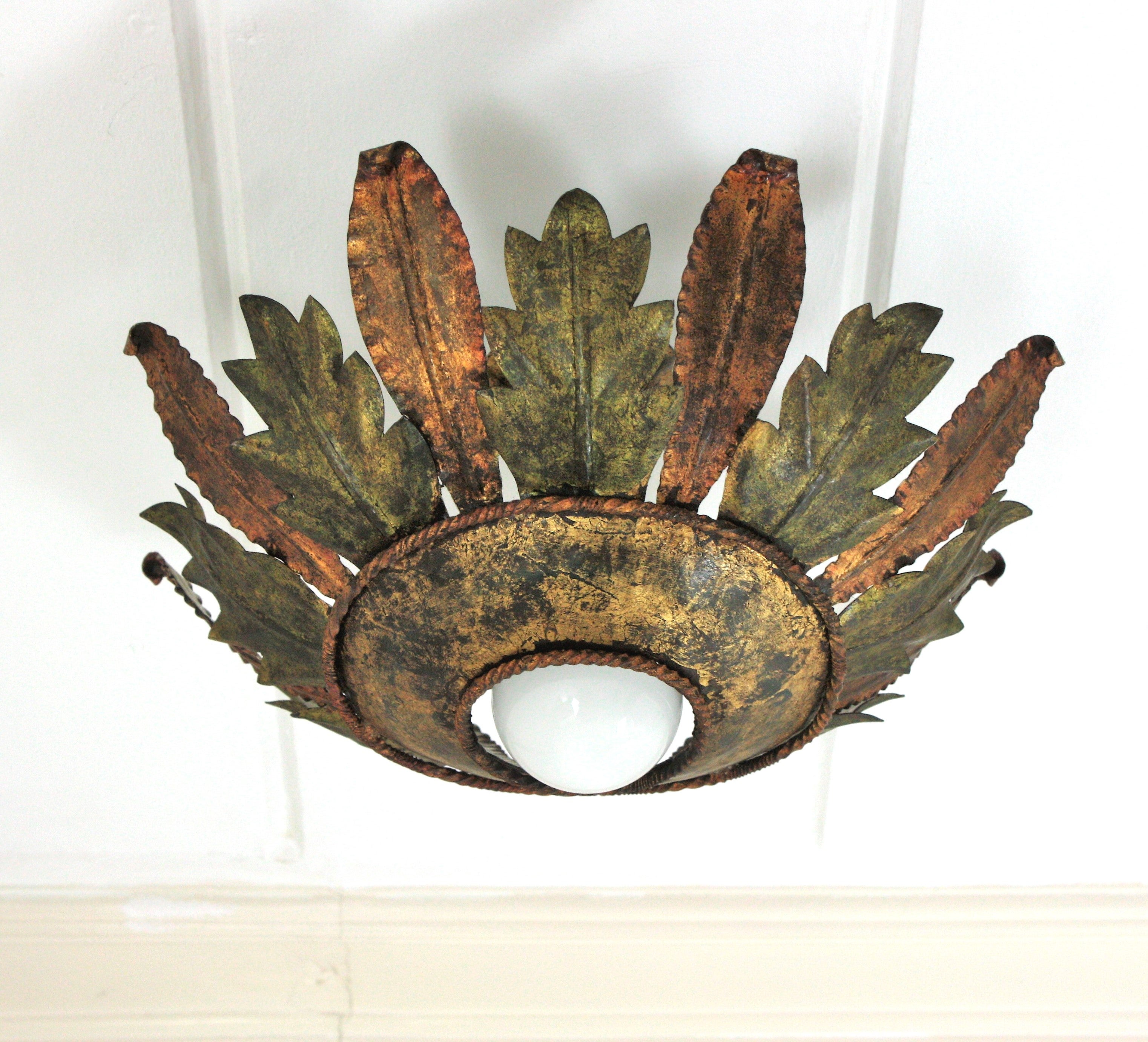 Plafonnier espagnol Foliage Sunburst en vert et fer doré en vente 1