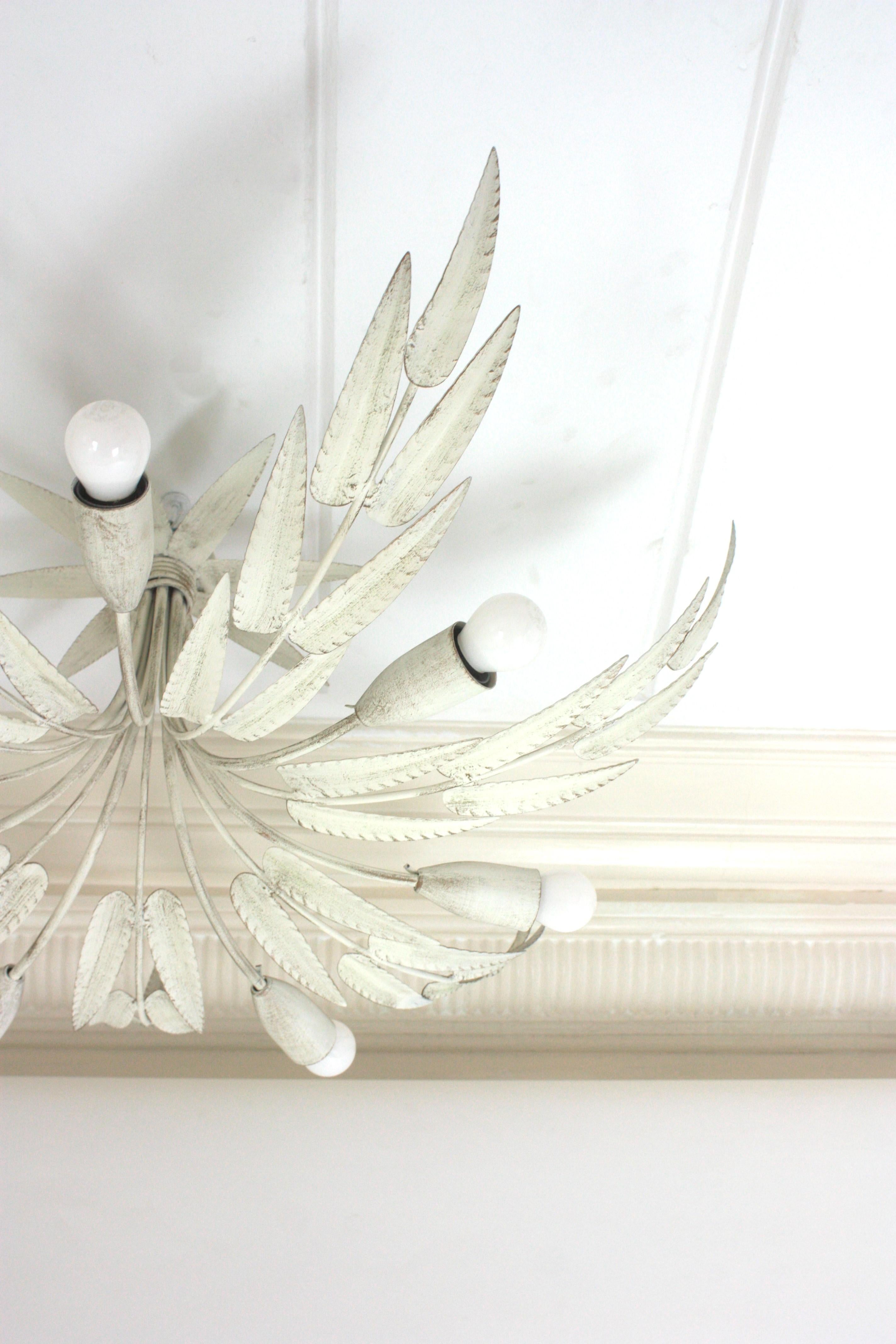 Lámpara de Hierro con Follaje Español, Pátina Blanca, 7 Luces en venta 3