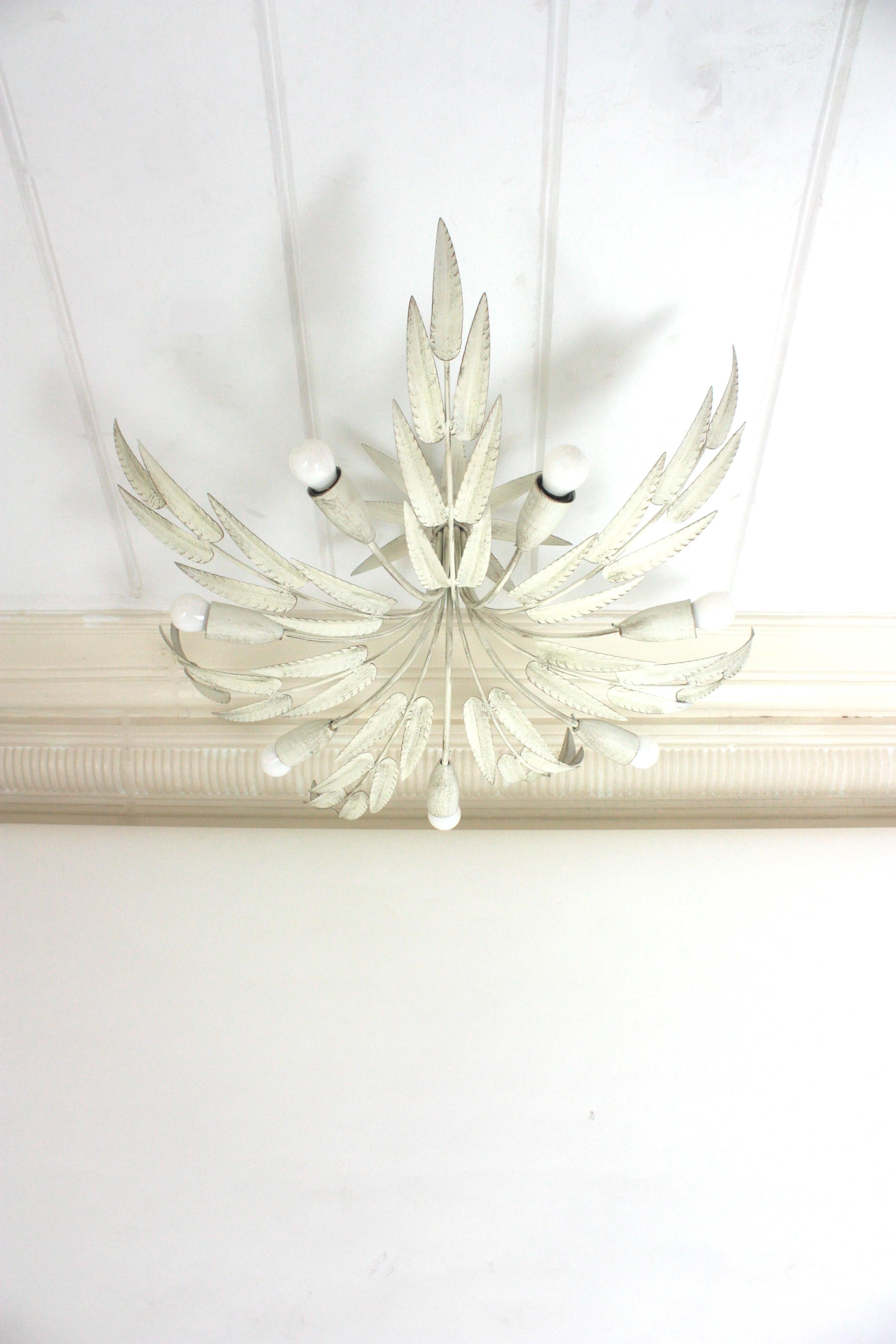 Lámpara de Hierro con Follaje Español, Pátina Blanca, 7 Luces en venta 4