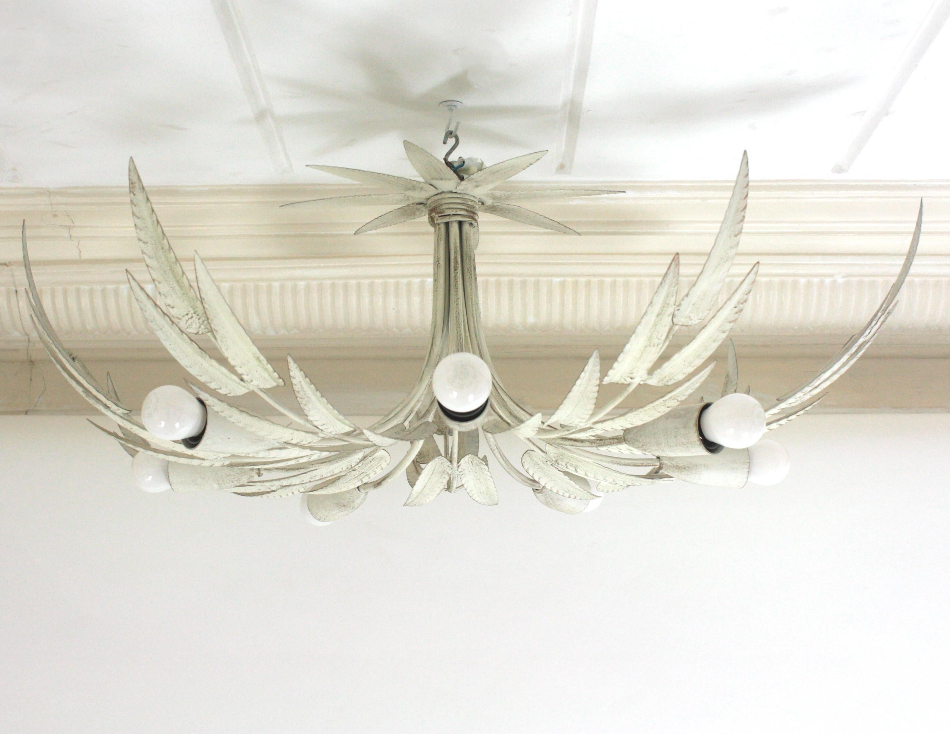 Lámpara de Hierro con Follaje Español, Pátina Blanca, 7 Luces en venta 9
