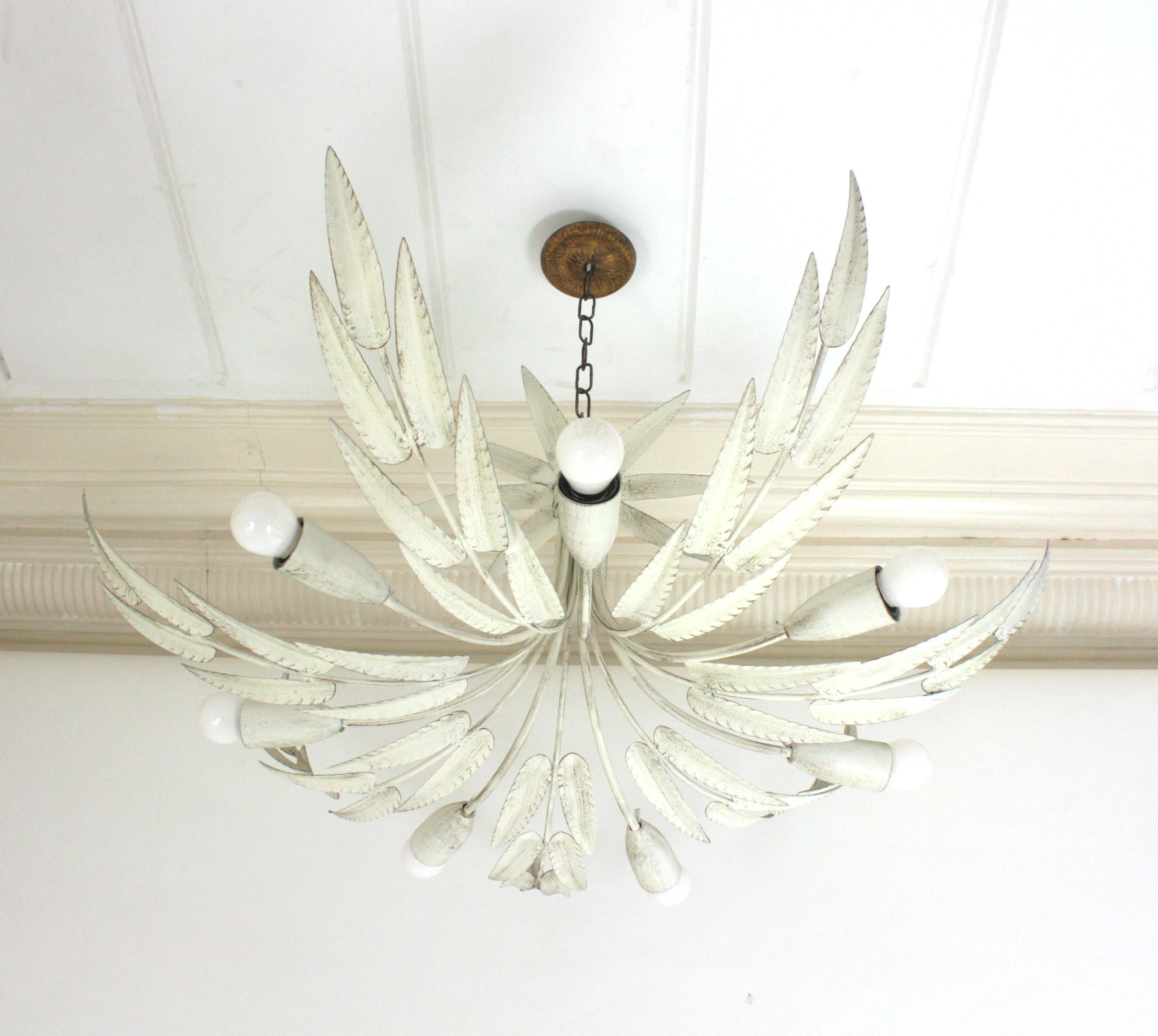 Lámpara de Hierro con Follaje Español, Pátina Blanca, 7 Luces Brutalista en venta