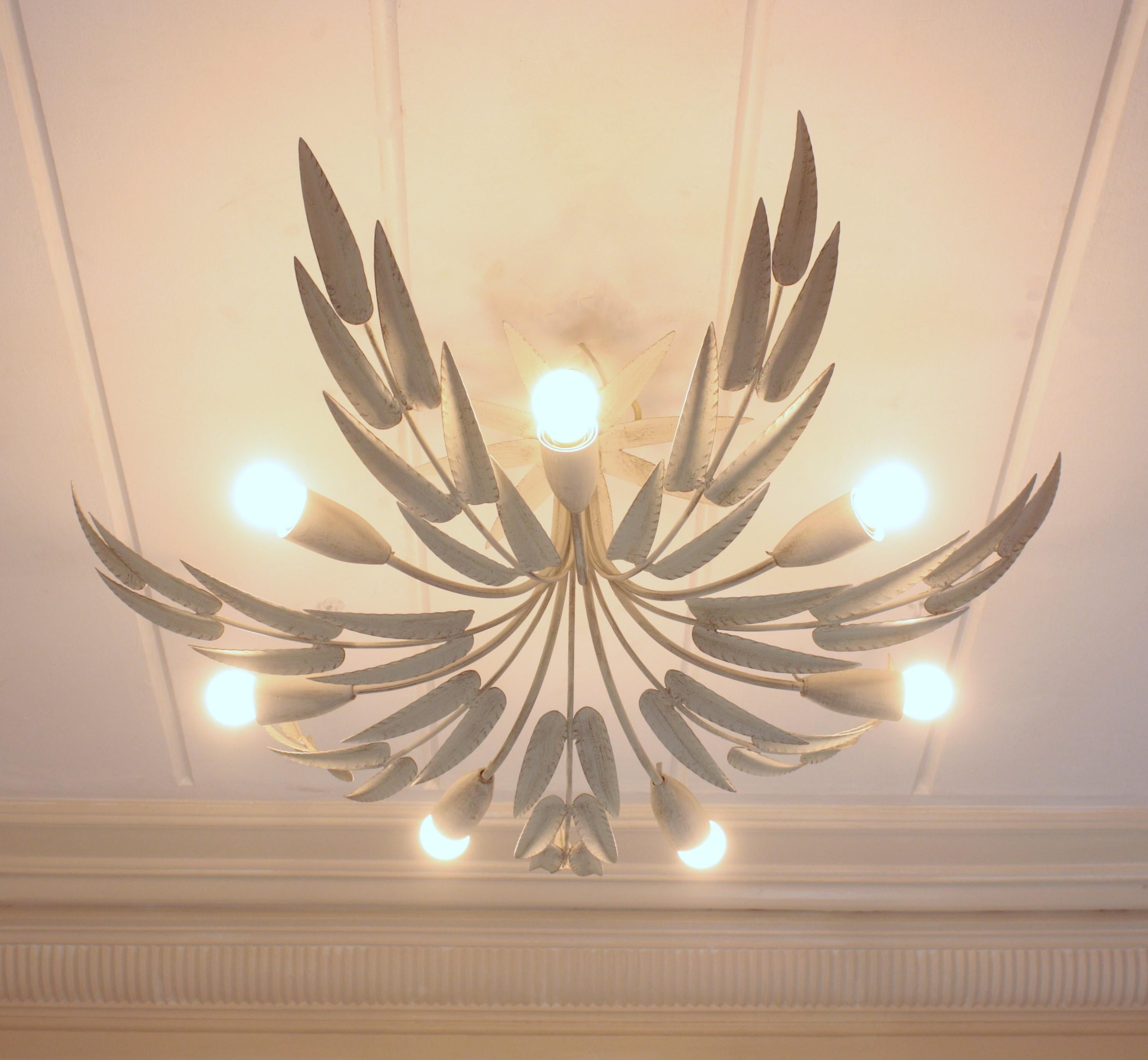 Lámpara de Hierro con Follaje Español, Pátina Blanca, 7 Luces Martillado en venta