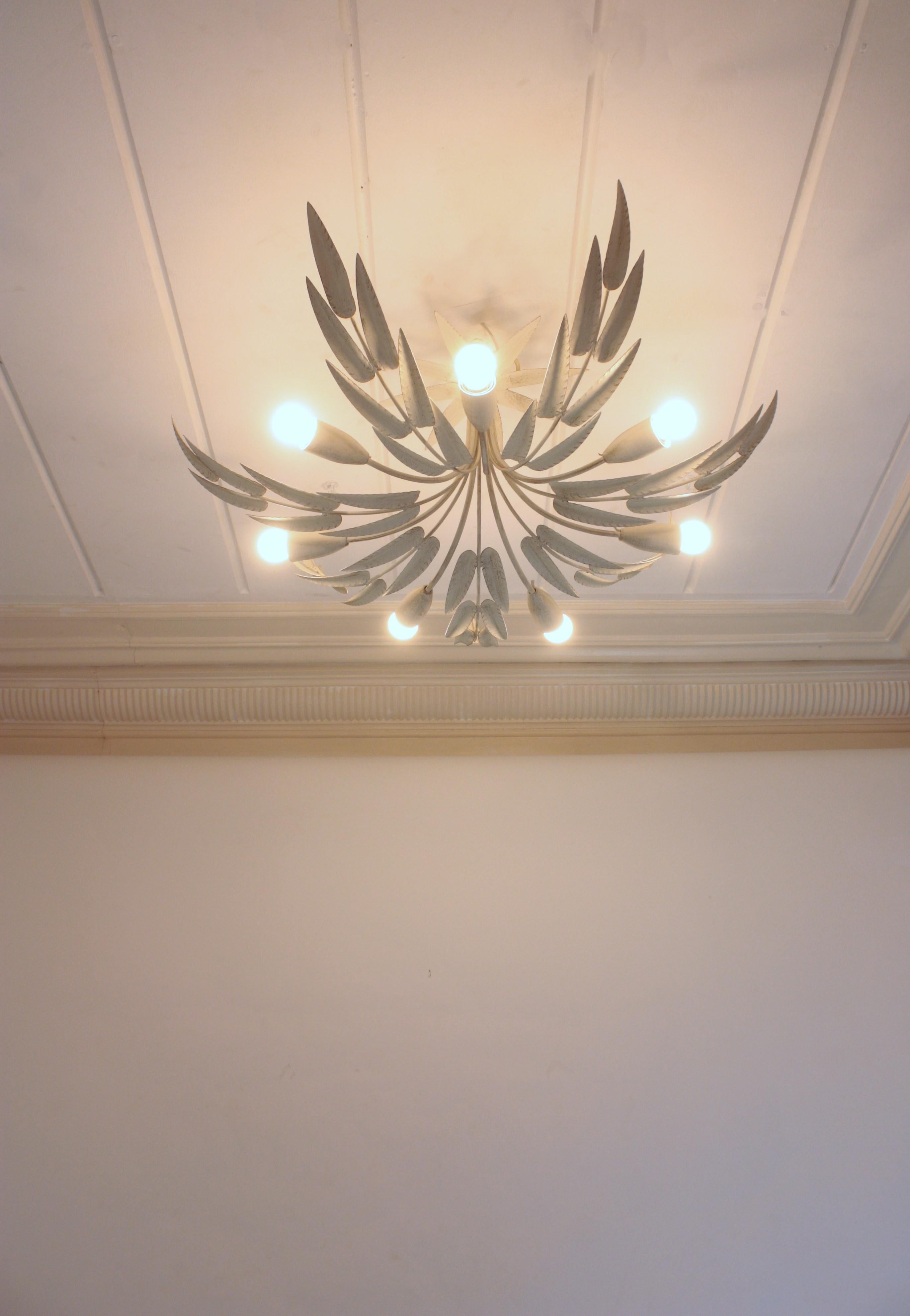 Lámpara de Hierro con Follaje Español, Pátina Blanca, 7 Luces siglo XX en venta
