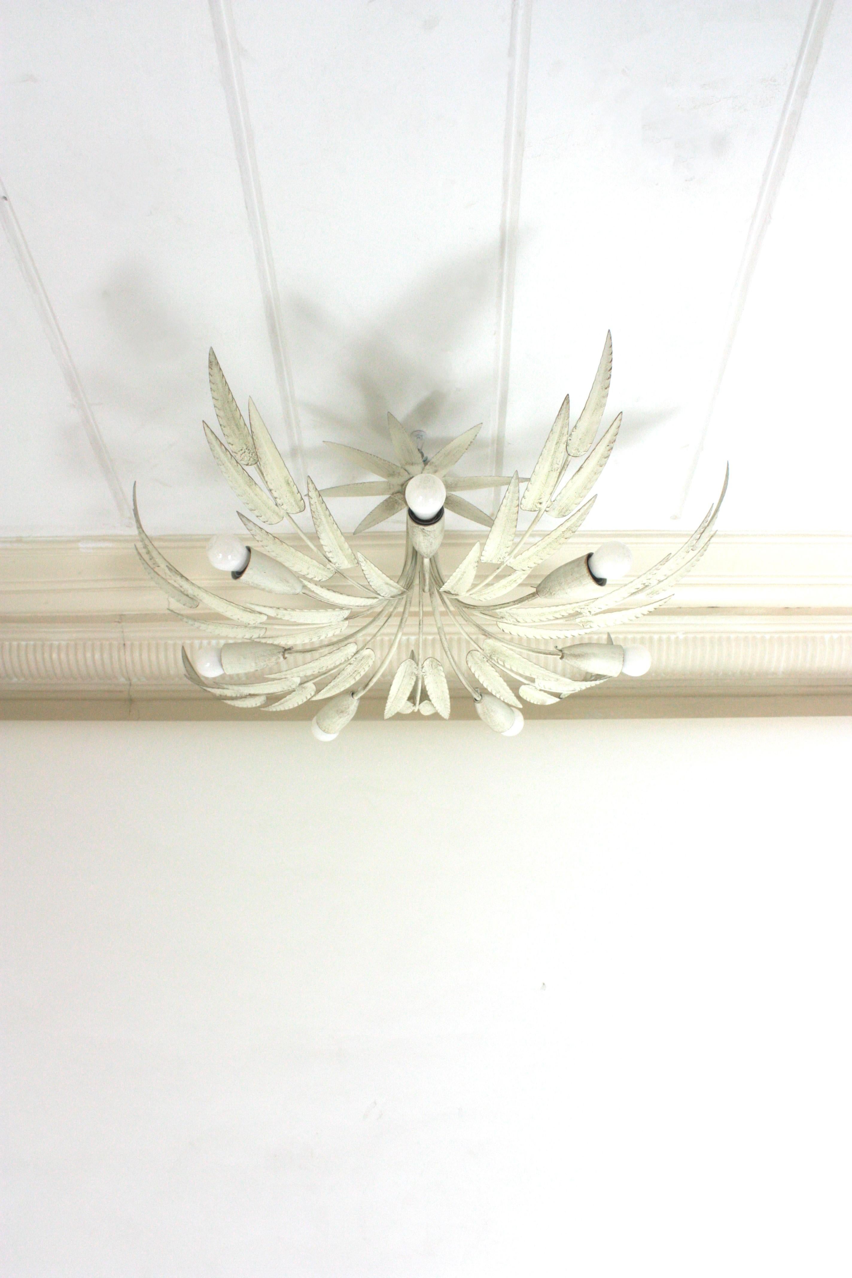 Lámpara de Hierro con Follaje Español, Pátina Blanca, 7 Luces en venta 1