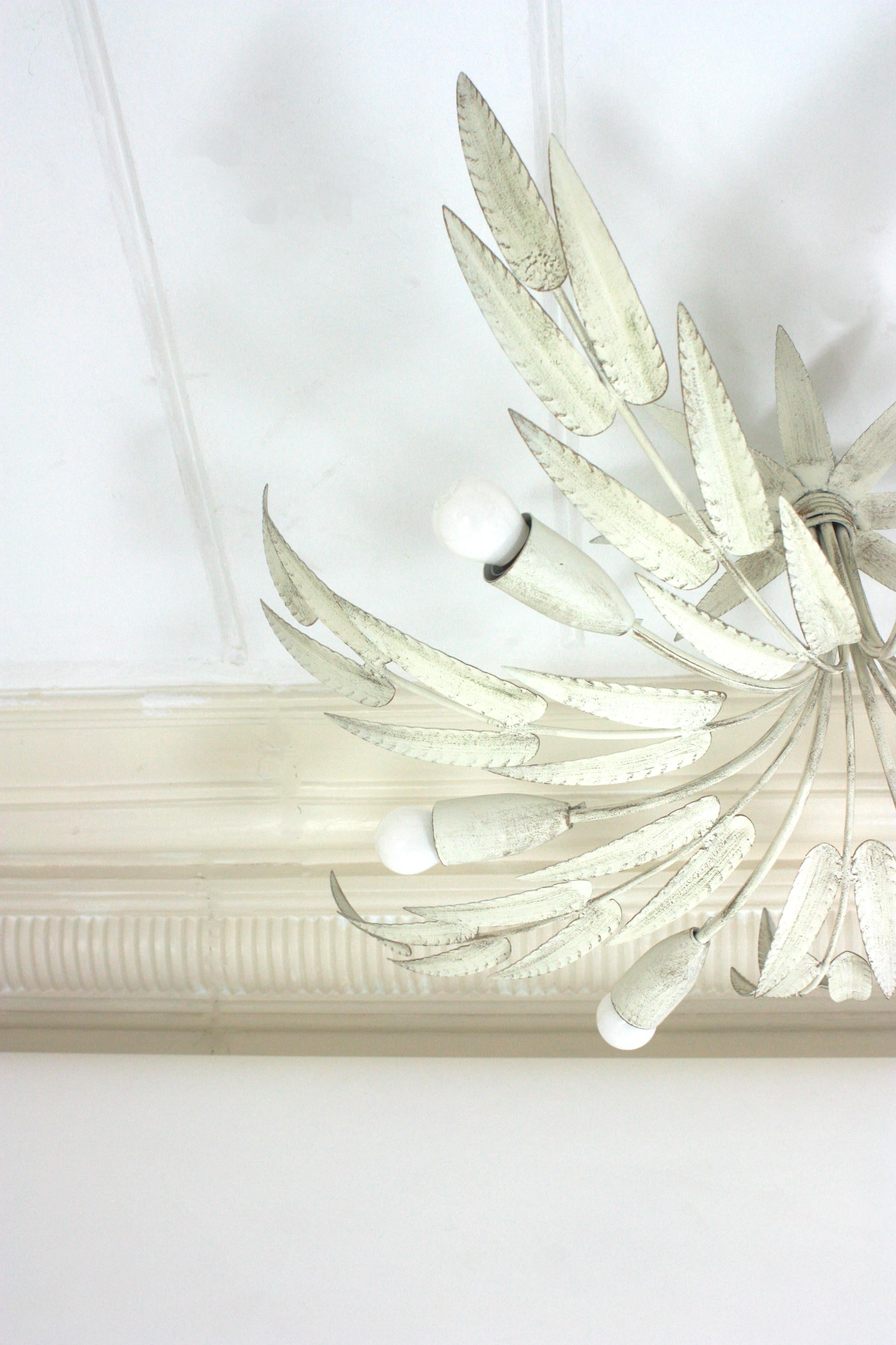 Lámpara de Hierro con Follaje Español, Pátina Blanca, 7 Luces en venta 2