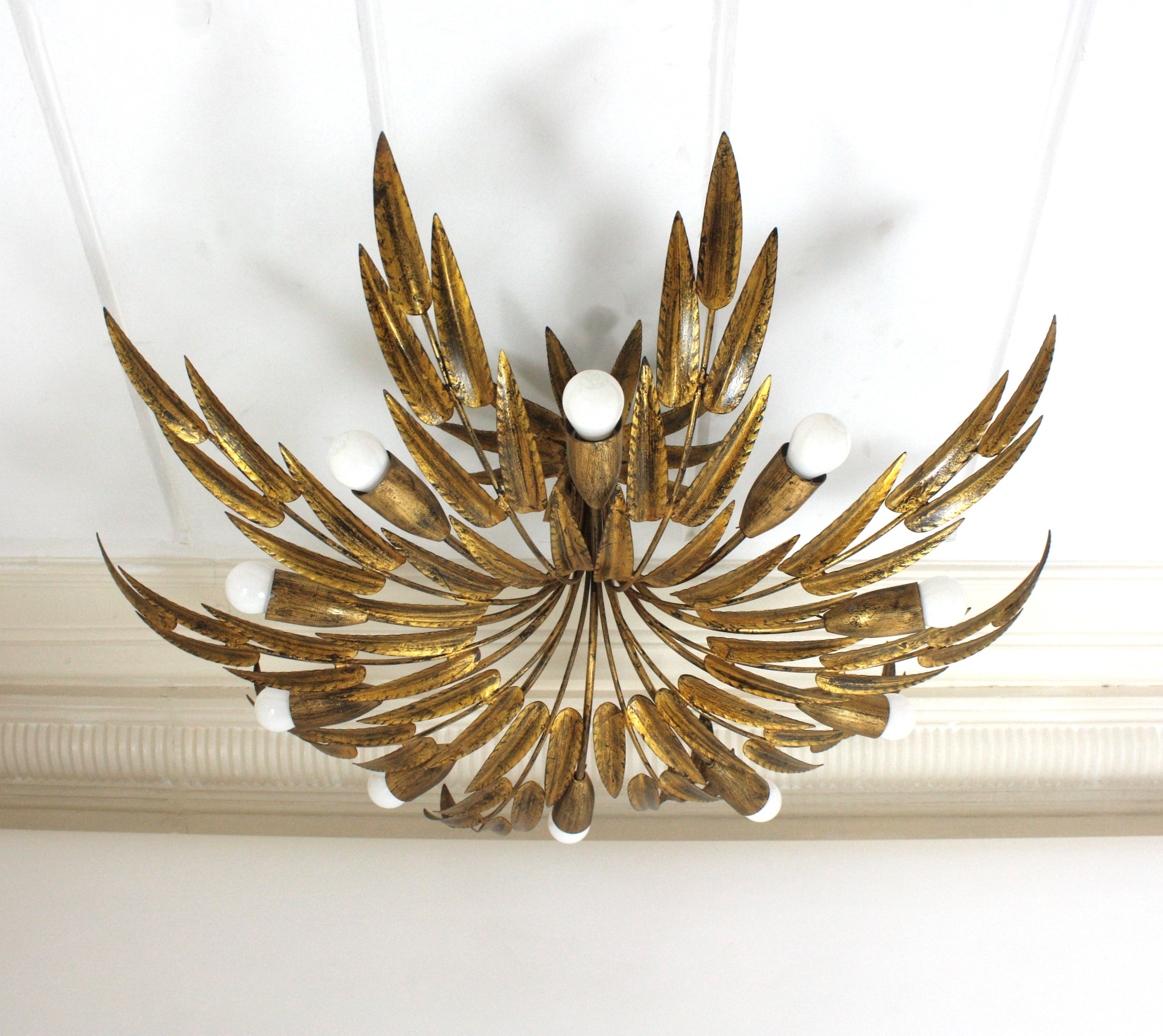 Spanish Foliage Sunburst Light Fixture / Kronleuchter aus vergoldetem Eisen, 10 Lights (Brutalismus) im Angebot