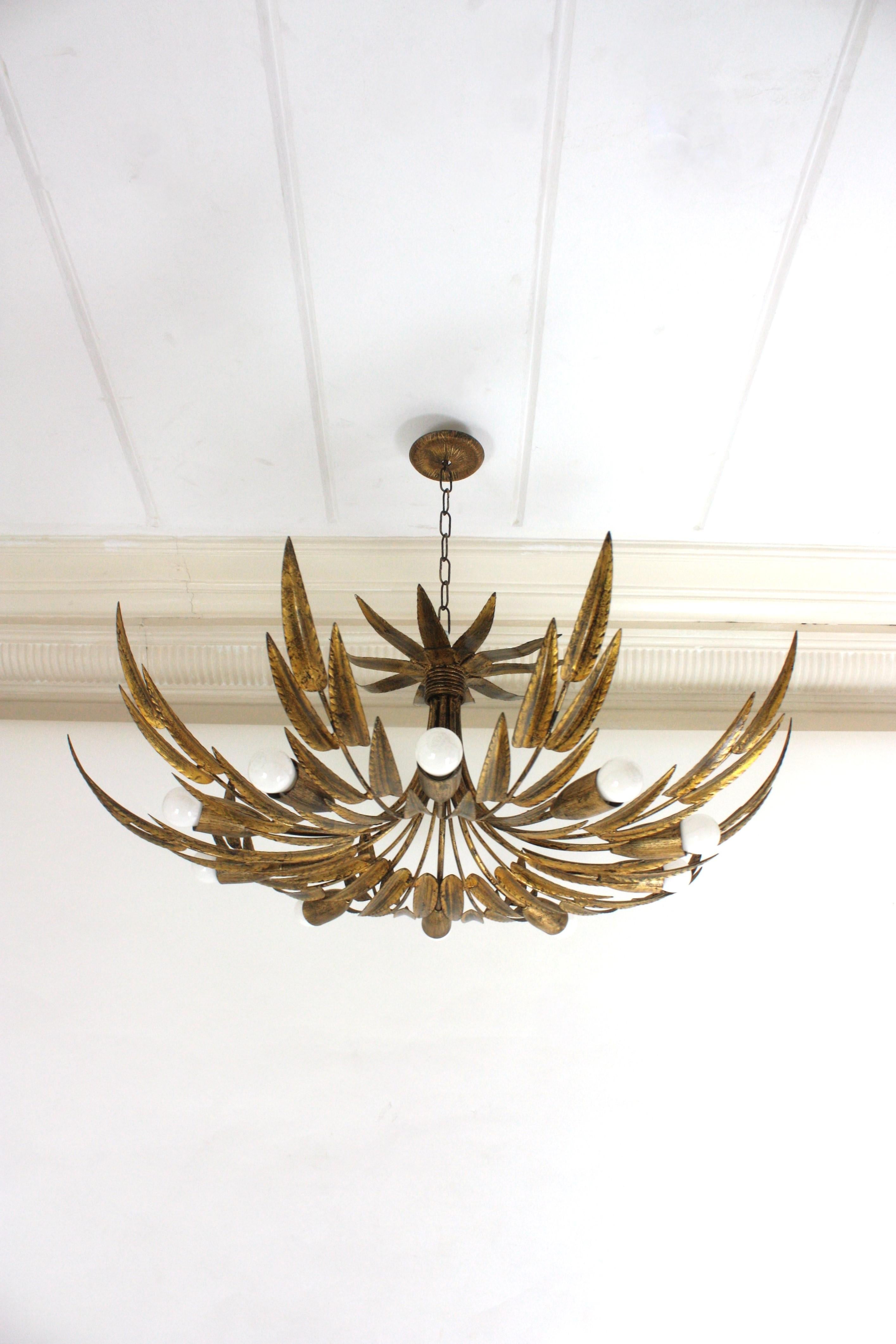 Spanish Foliage Sunburst Light Fixture / Kronleuchter aus vergoldetem Eisen, 10 Lights (Spanisch) im Angebot