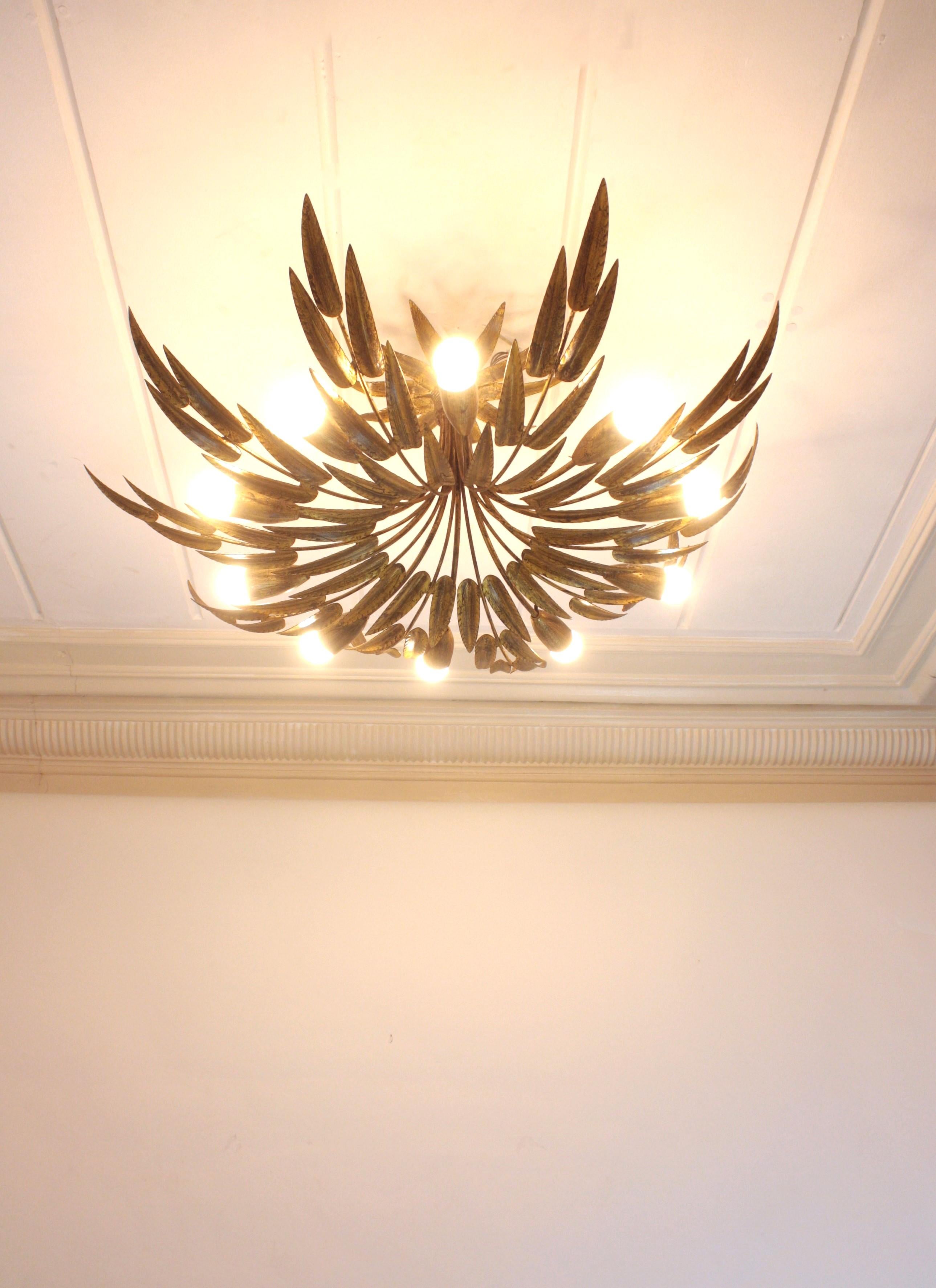Spanish Foliage Sunburst Light Fixture / Kronleuchter aus vergoldetem Eisen, 10 Lights im Zustand „Gut“ im Angebot in Barcelona, ES