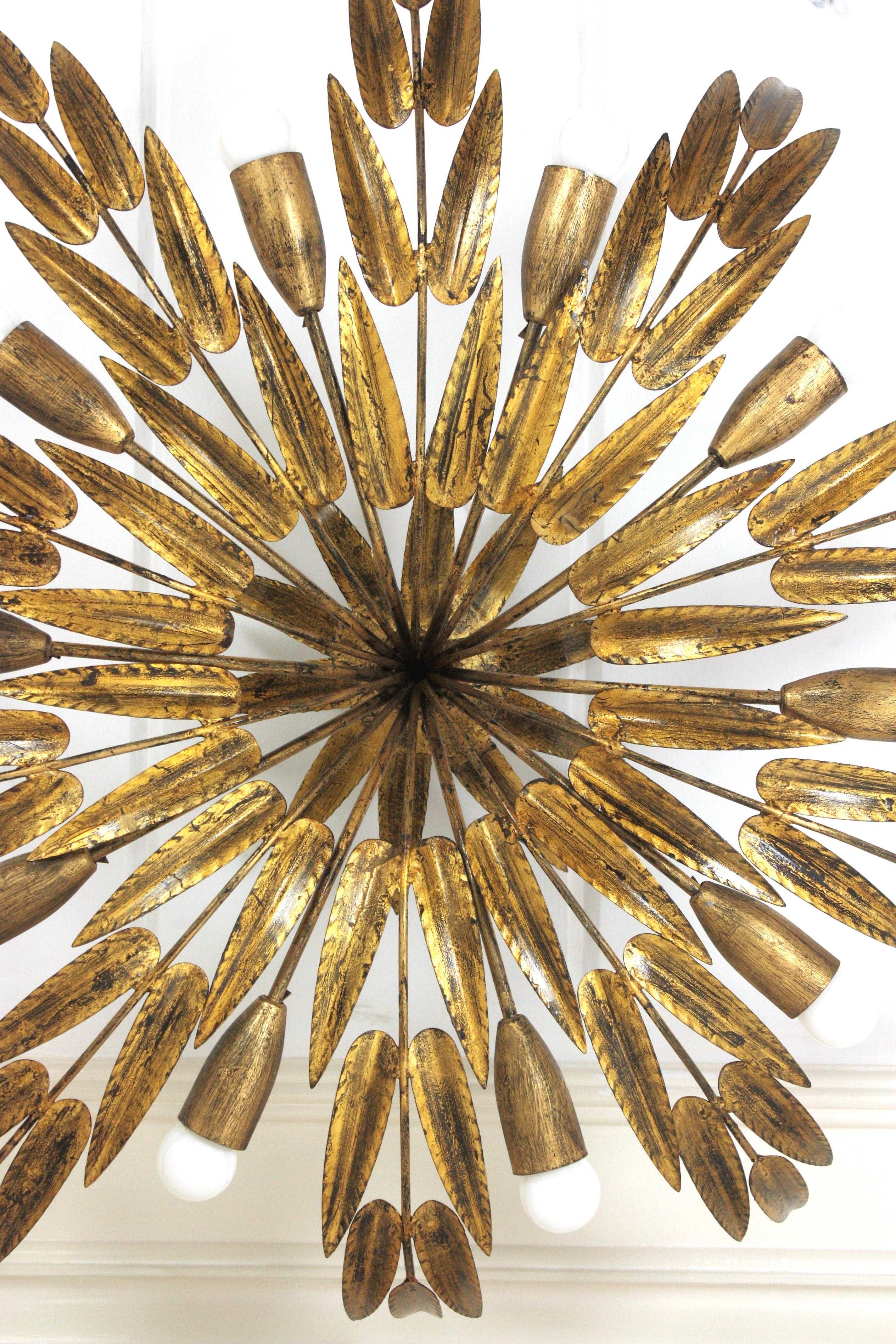 Spanish Foliage Sunburst Light Fixture / Kronleuchter aus vergoldetem Eisen, 10 Lights (Metall) im Angebot