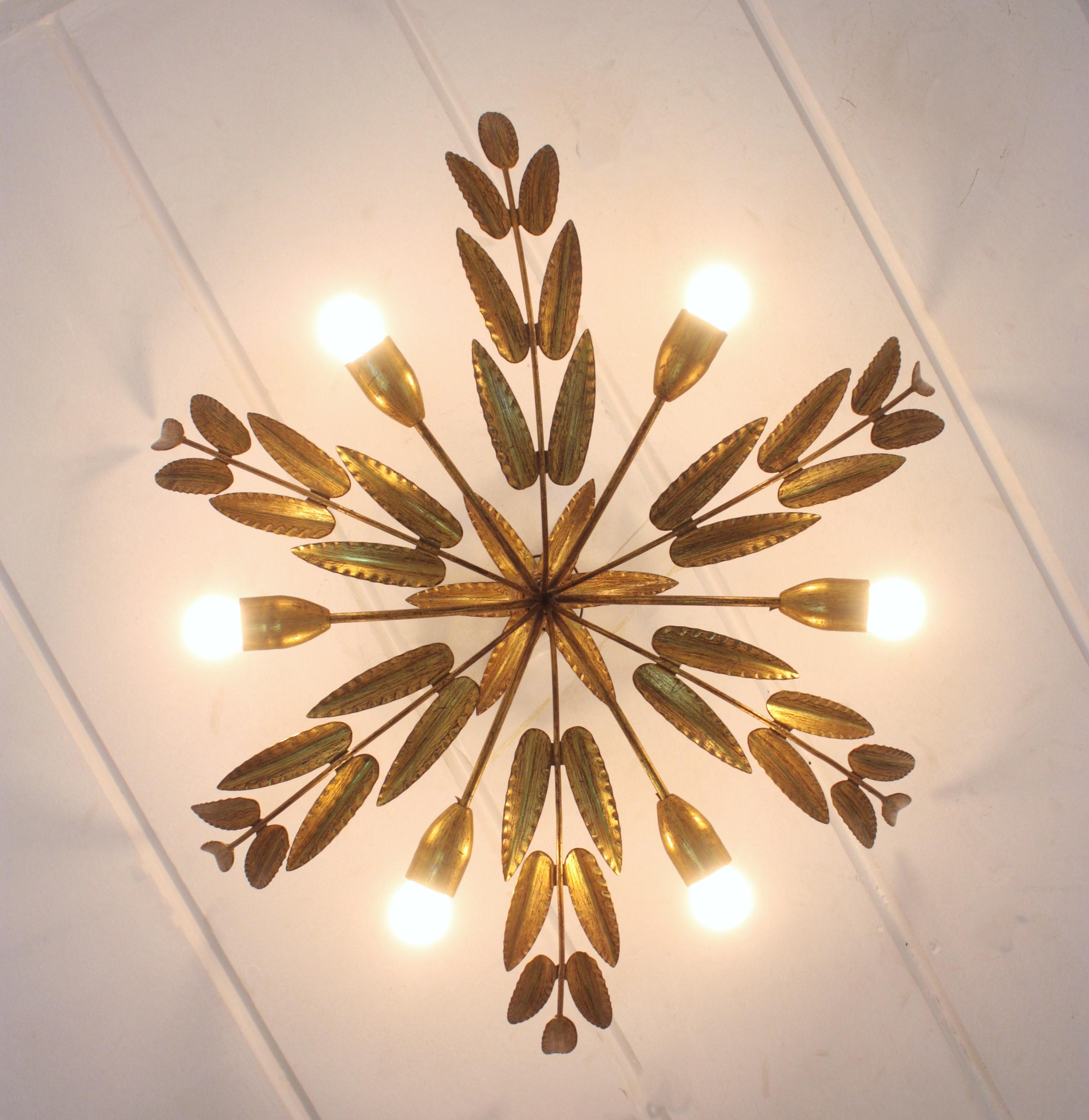 Spanish XL Sunburst Foliage Light Fixture / Kronleuchter aus vergoldetem Eisen, 6 Lights (20. Jahrhundert) im Angebot