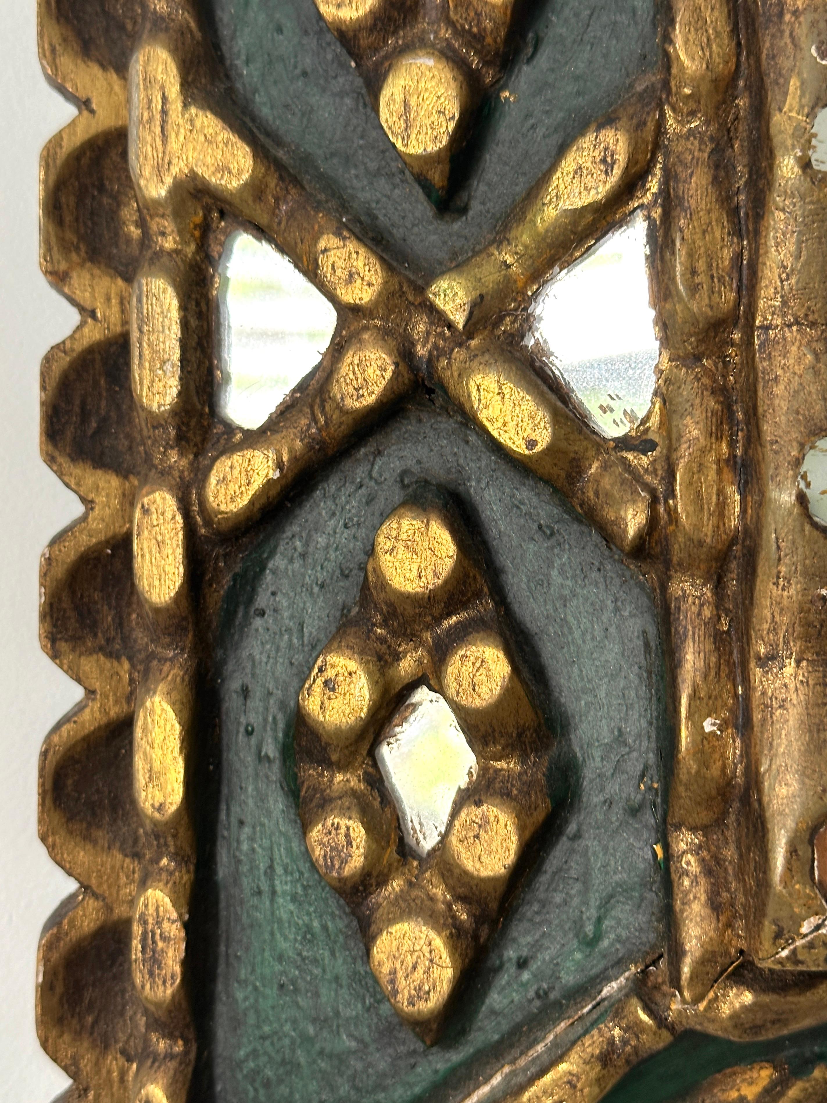 Spanischer Volkskunstspiegel mit geschnitztem, vergoldetem Mosaik-Holzrahmen, ca. 1930er Jahre im Zustand „Relativ gut“ im Angebot in Fort Lauderdale, FL