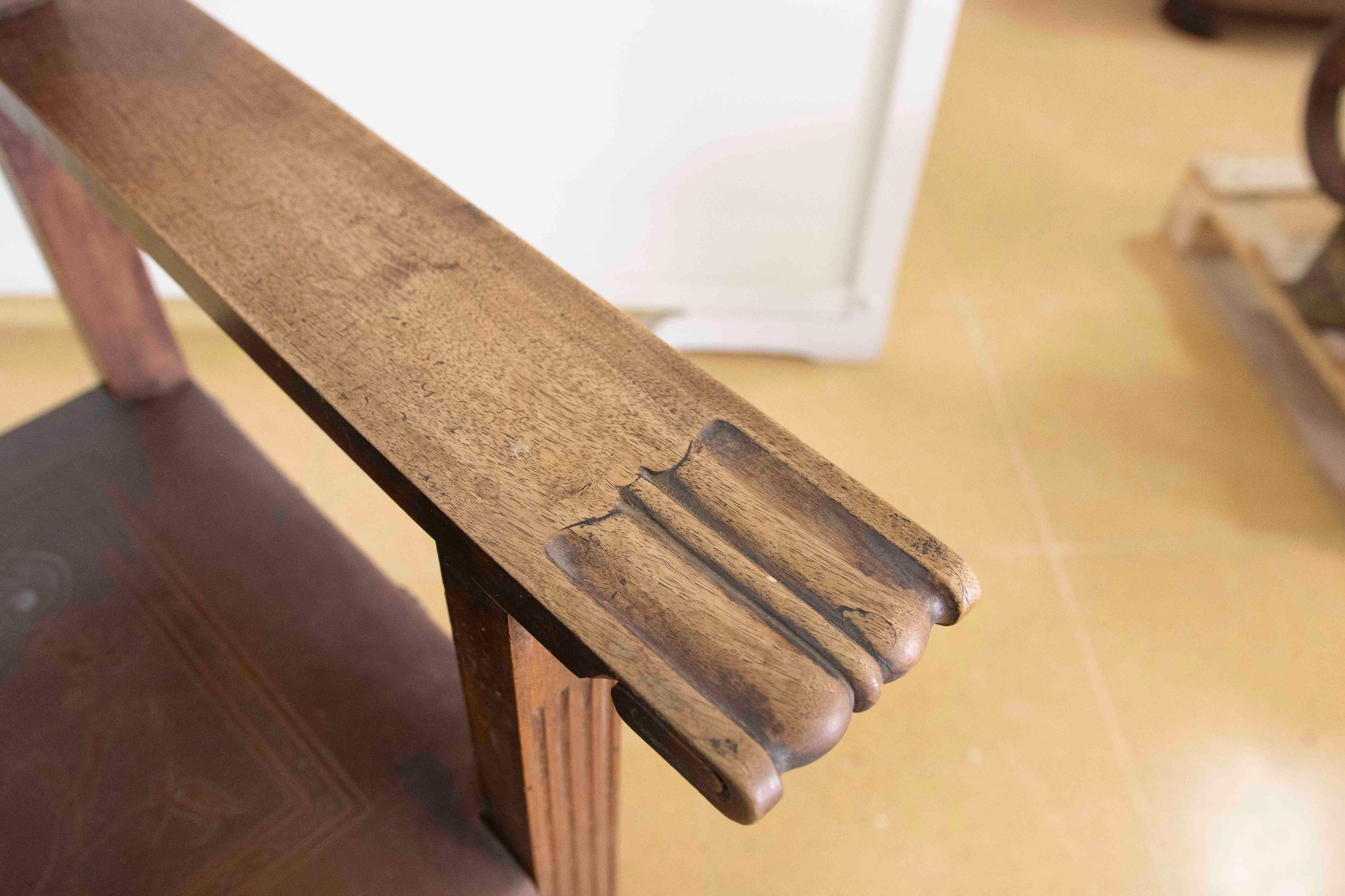 Spanischer Mönchssessel aus Holz und geprägtem Leder in schwarzer Farbe im Angebot 7