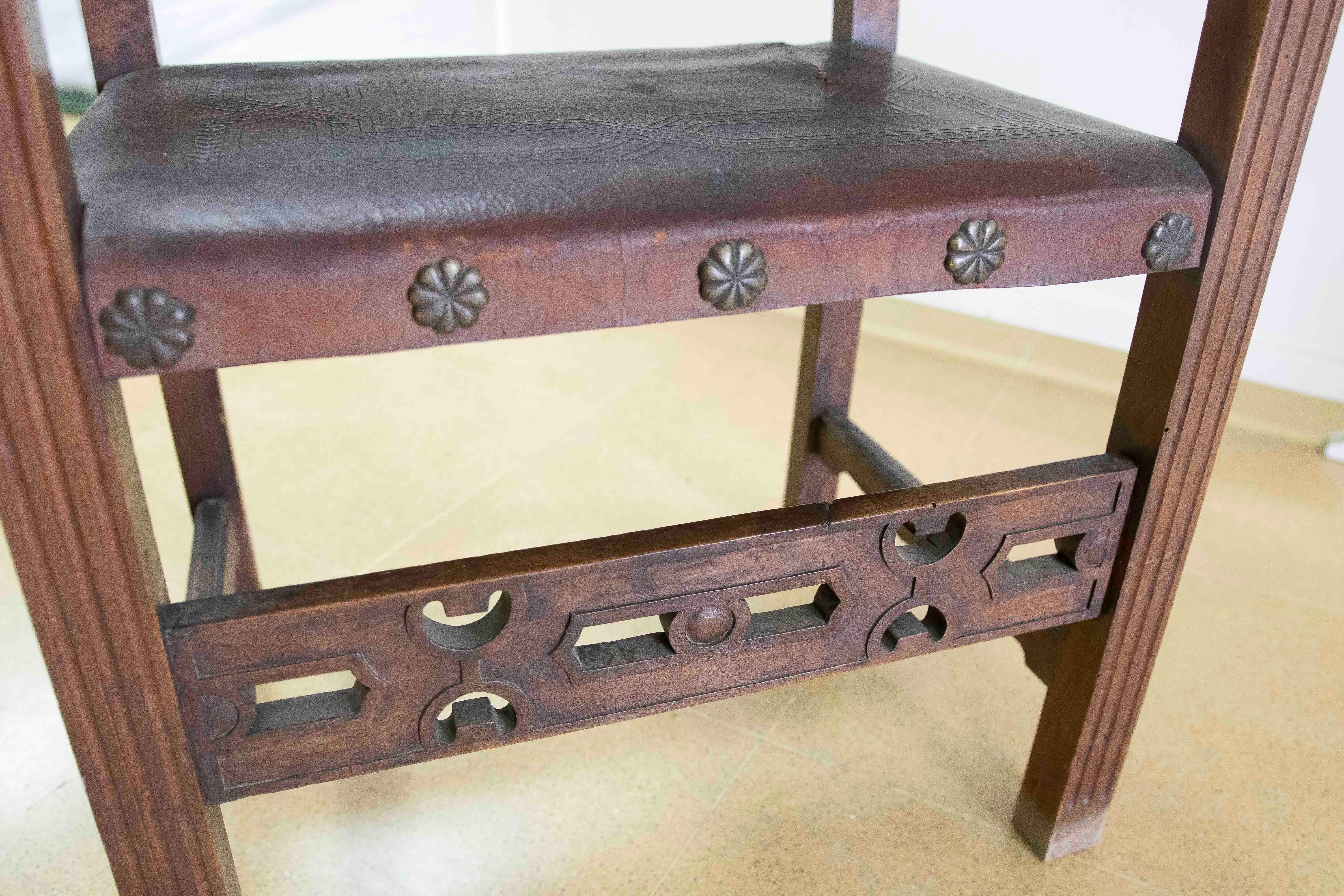 Spanischer Mönchssessel aus Holz und geprägtem Leder in schwarzer Farbe im Angebot 7