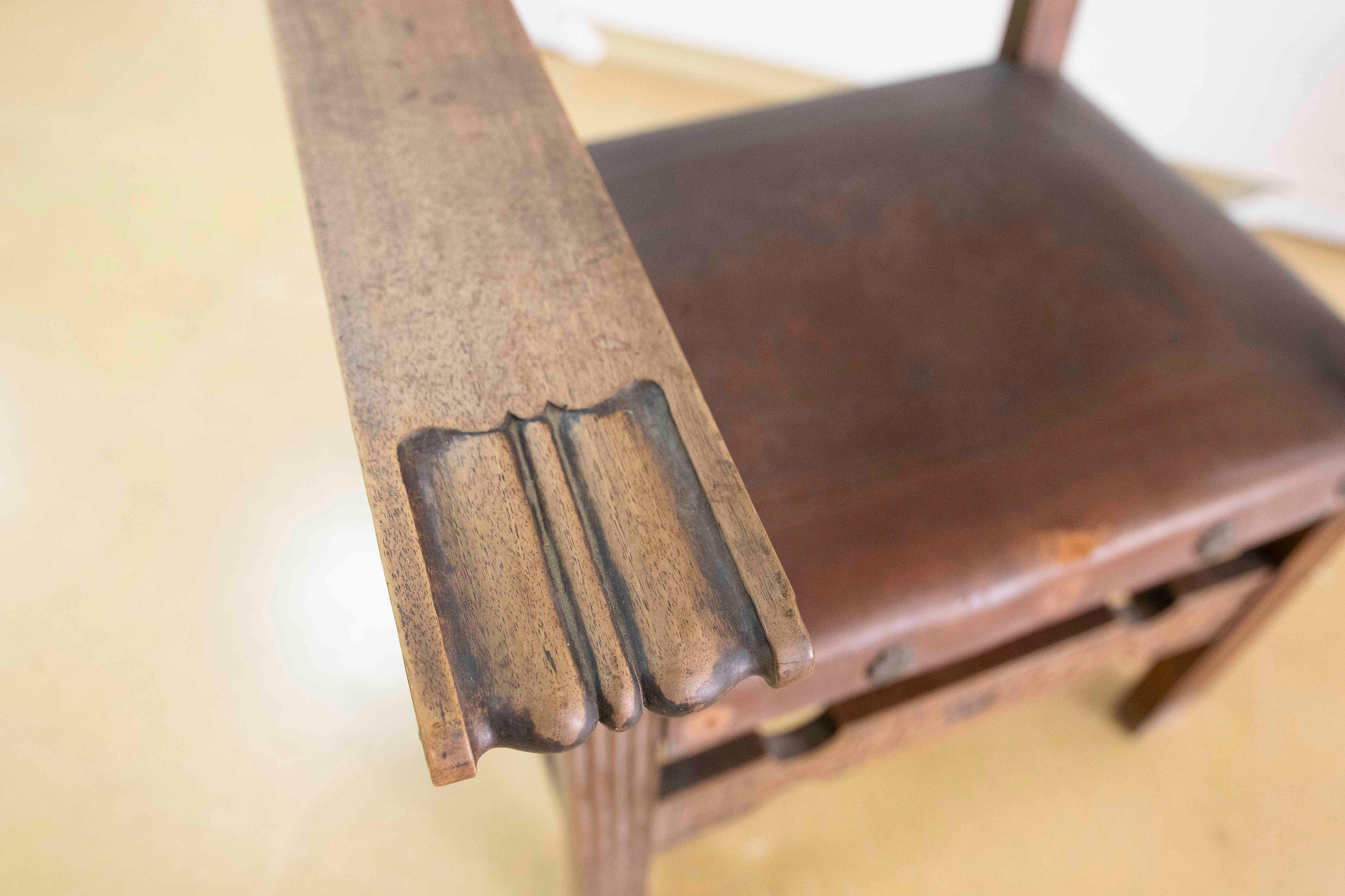 Spanischer Mönchssessel aus Holz und geprägtem Leder in schwarzer Farbe im Angebot 8