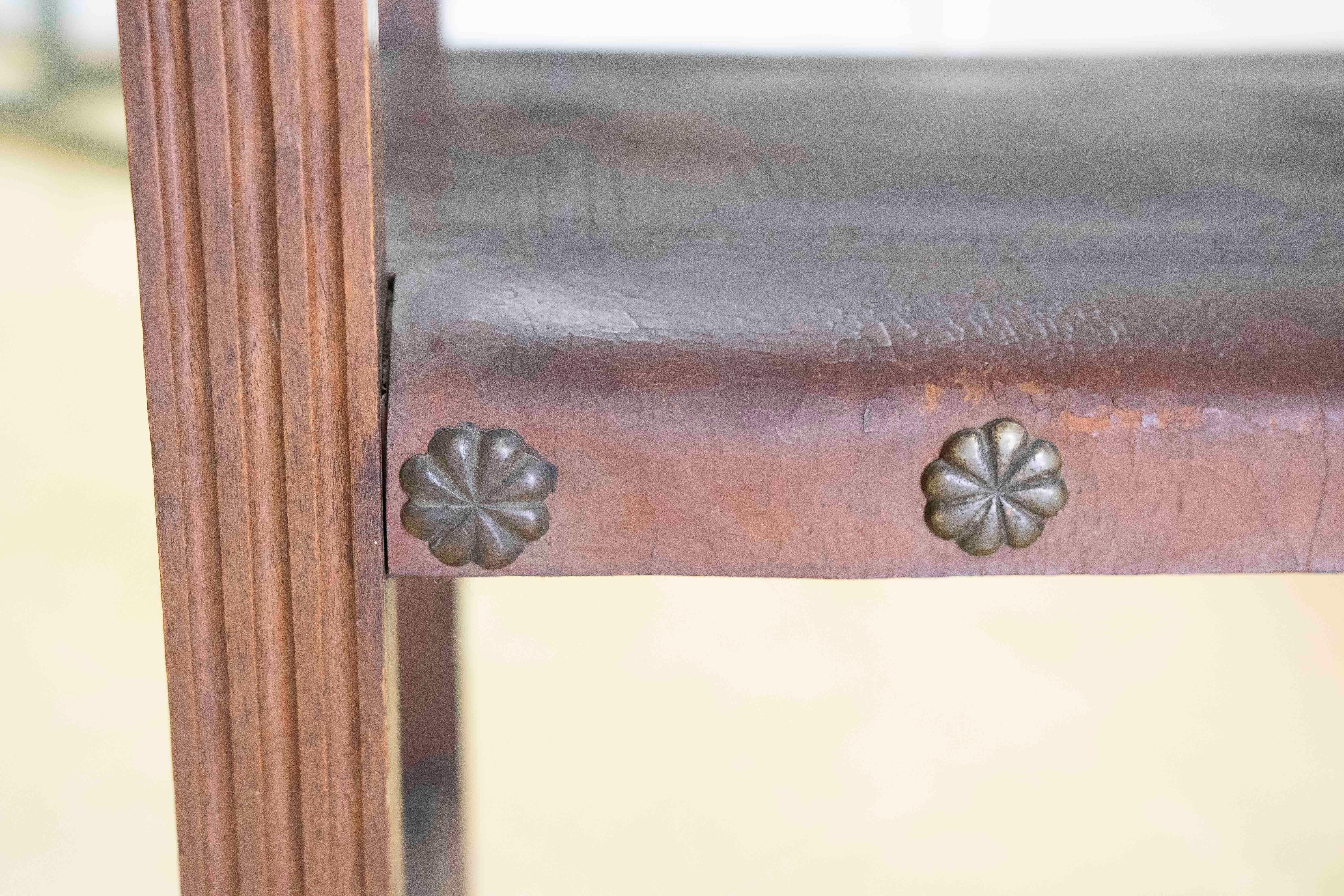 Spanischer Mönchssessel aus Holz und geprägtem Leder in schwarzer Farbe im Angebot 8