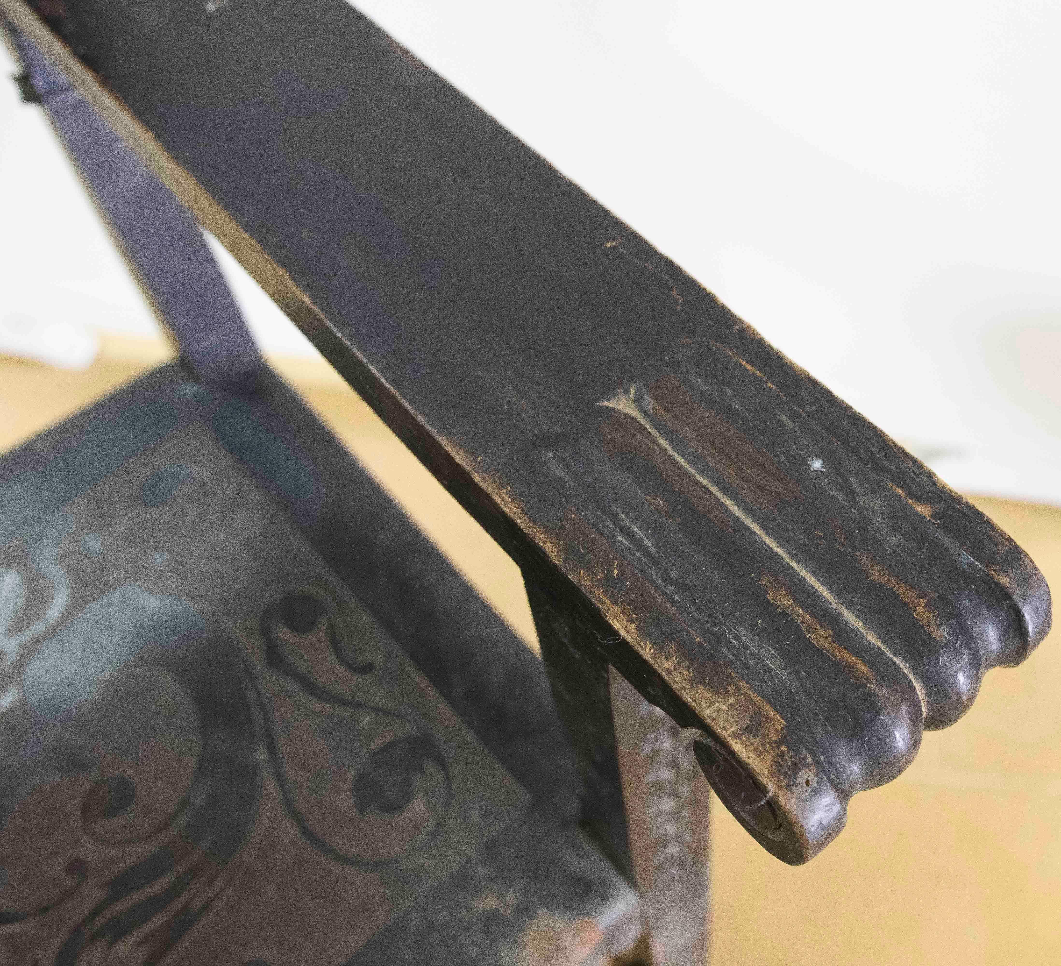 Spanischer Mönchssessel aus Holz und geprägtem Leder in schwarzer Farbe im Angebot 8