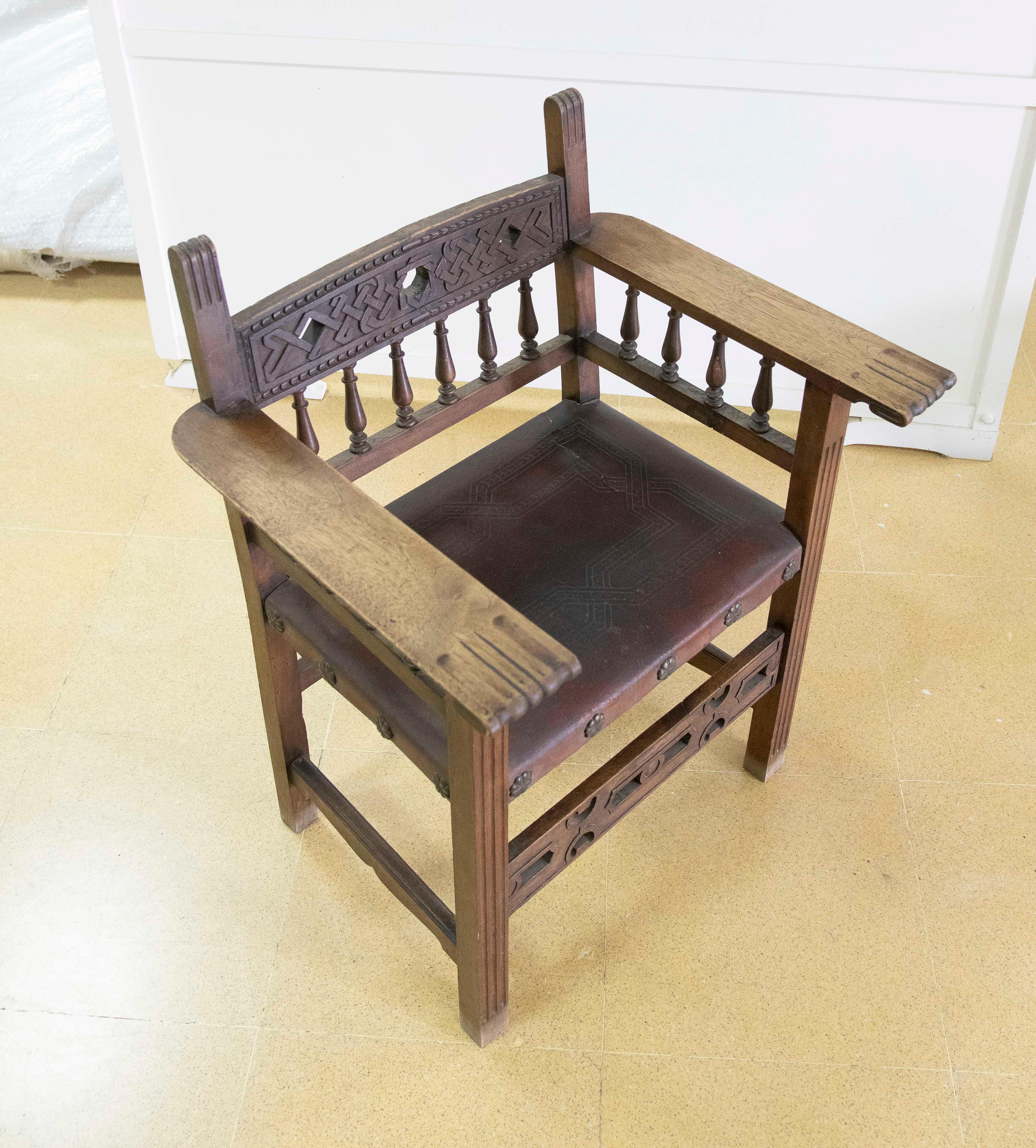 Spanischer Mönchssessel aus Holz und geprägtem Leder in schwarzer Farbe im Angebot 9