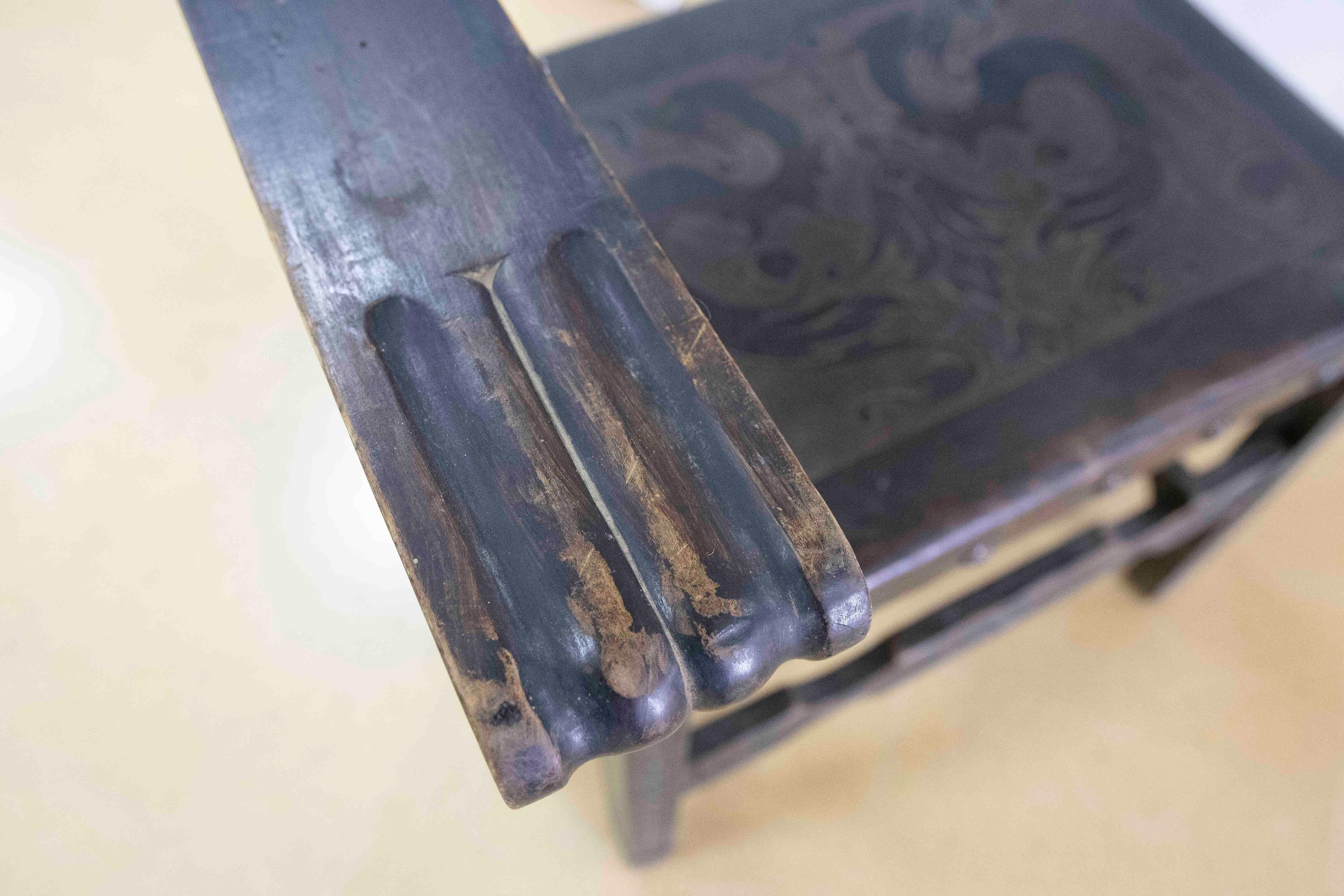 Spanischer Mönchssessel aus Holz und geprägtem Leder in schwarzer Farbe im Angebot 9