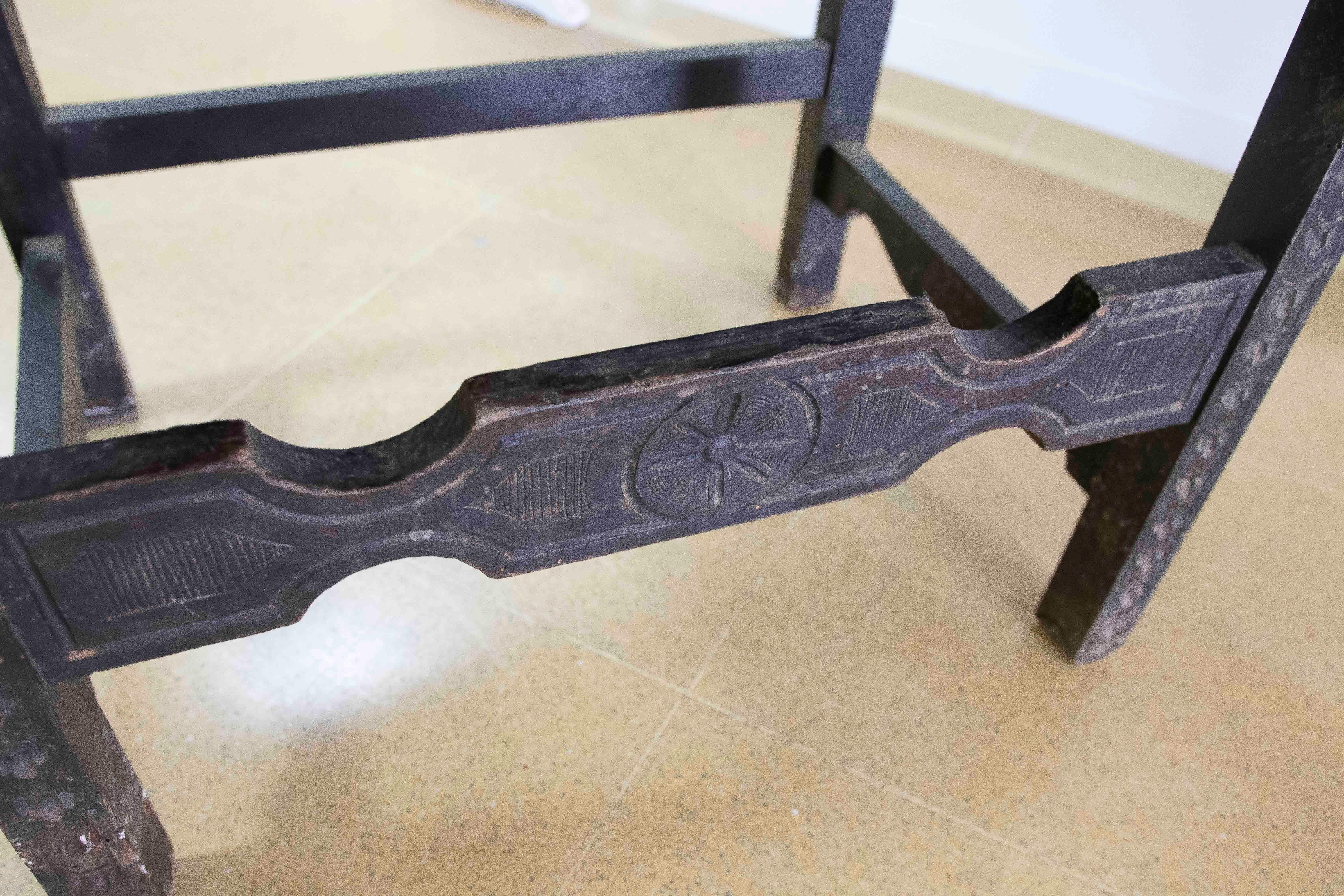 Spanischer Mönchssessel aus Holz und geprägtem Leder in schwarzer Farbe im Angebot 10