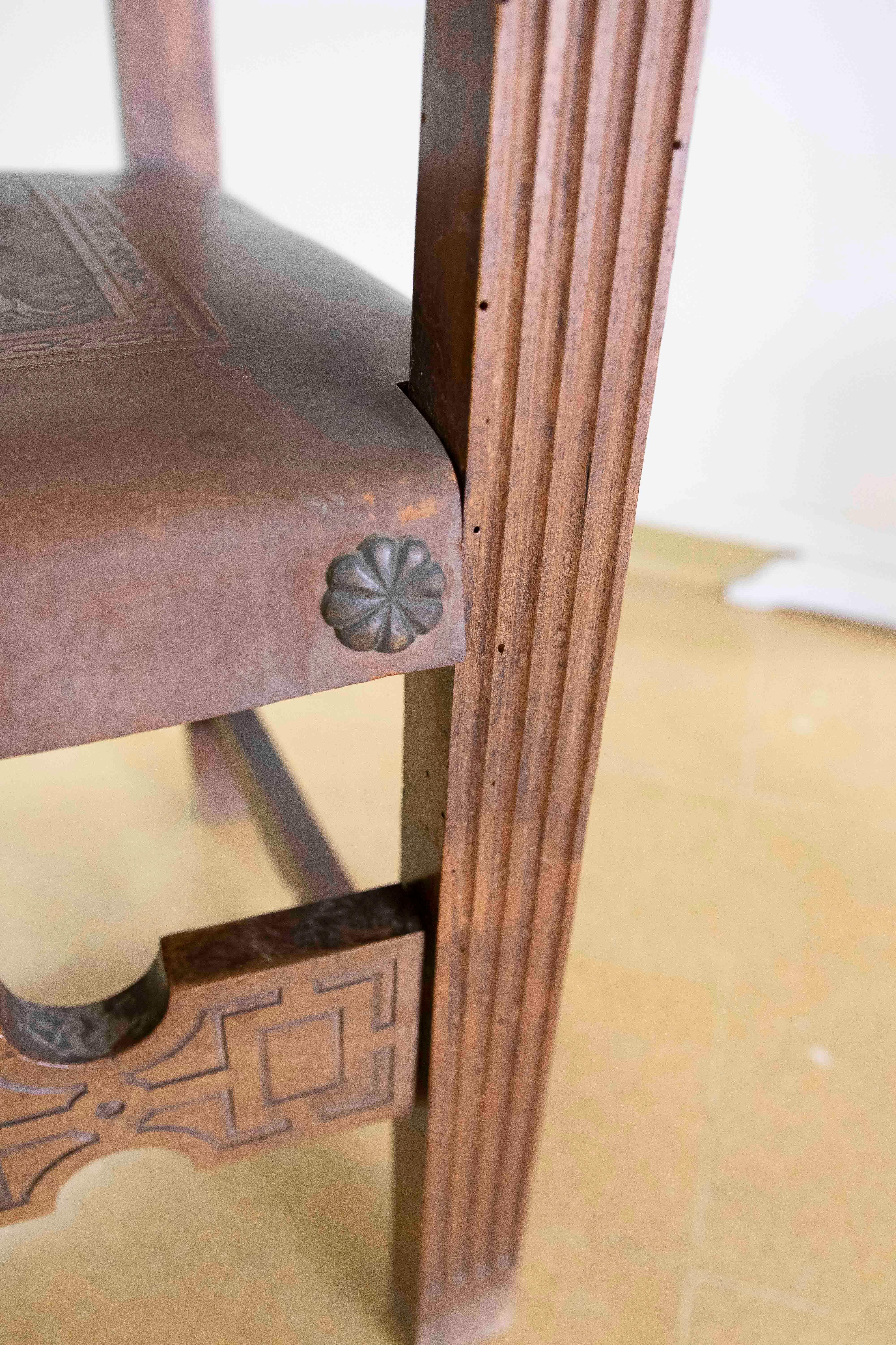Spanischer Mönchssessel aus Holz und geprägtem Leder in schwarzer Farbe im Angebot 12