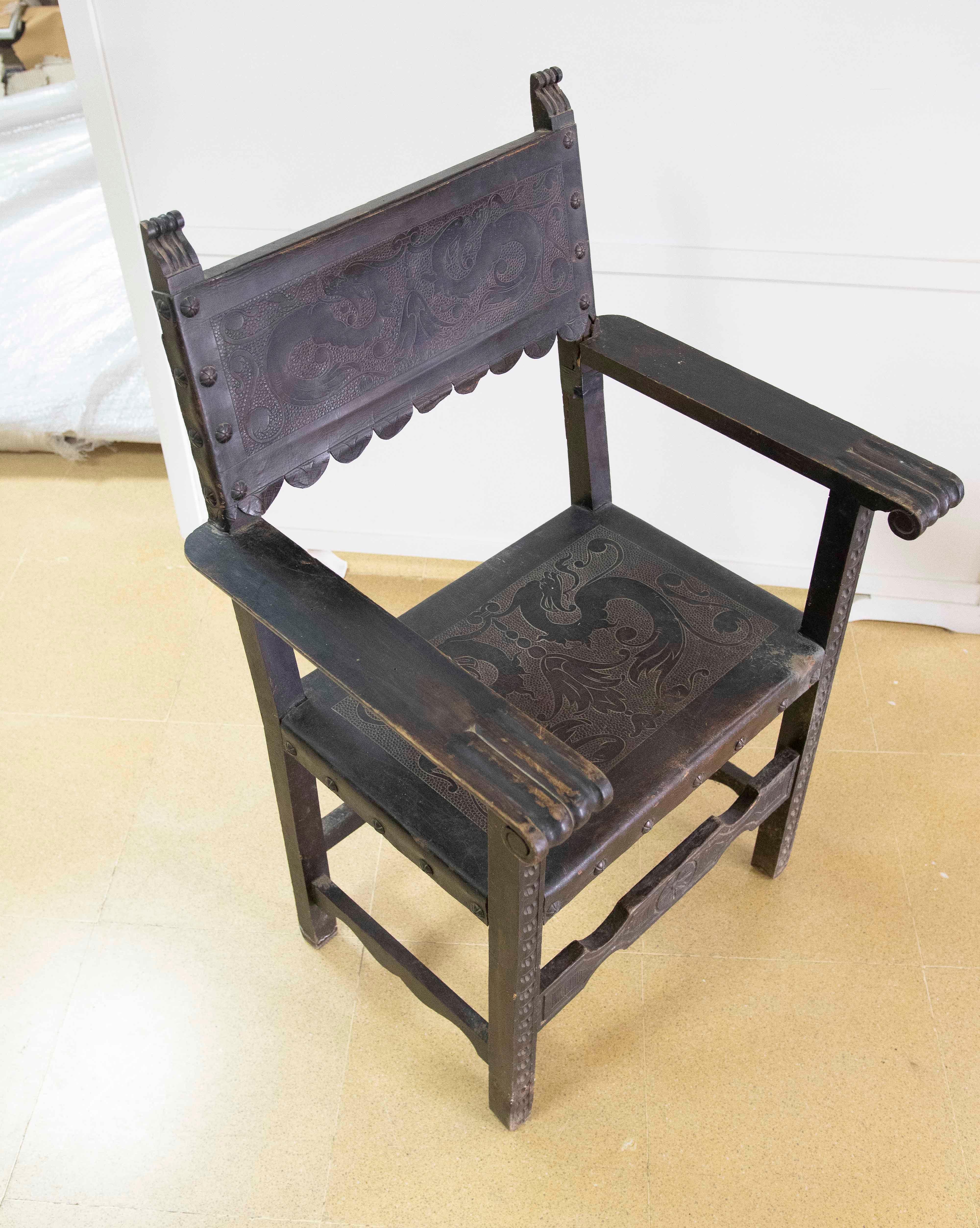 Spanischer Mönchssessel aus Holz und geprägtem Leder in schwarzer Farbe im Angebot 12