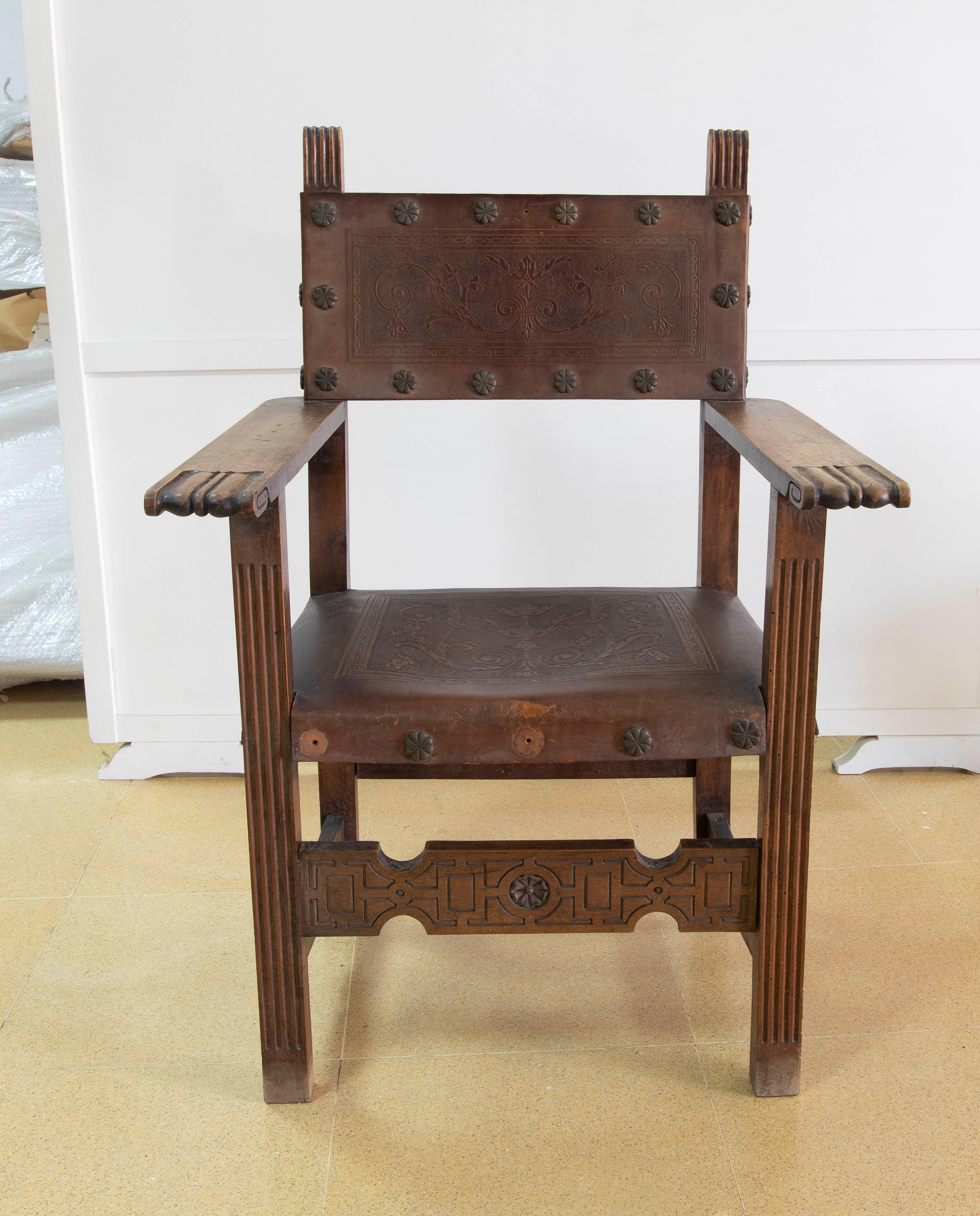 Spanischer Mönchssessel aus Holz und geprägtem Leder in schwarzer Farbe im Zustand „Gut“ im Angebot in Marbella, ES