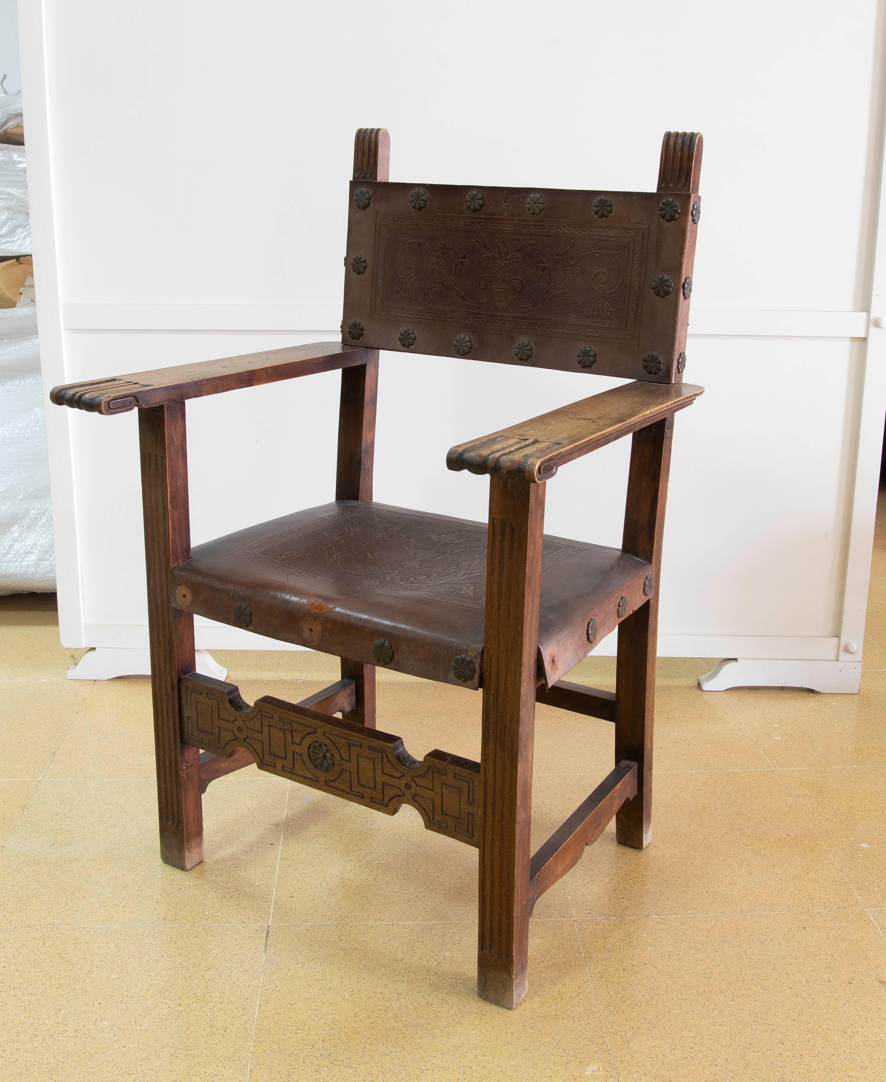 Spanischer Mönchssessel aus Holz und geprägtem Leder in schwarzer Farbe (20. Jahrhundert) im Angebot