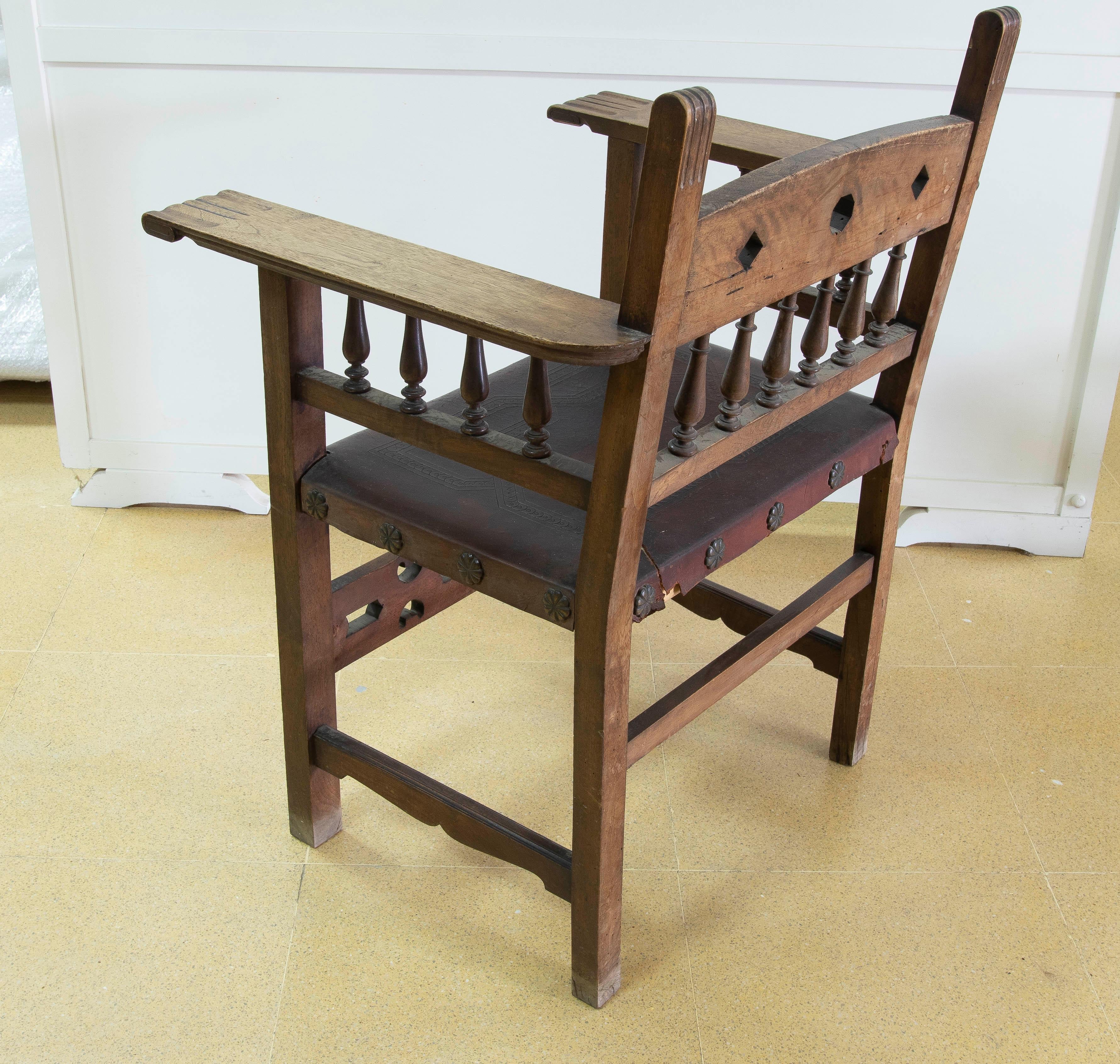Spanischer Mönchssessel aus Holz und geprägtem Leder in schwarzer Farbe im Angebot 1