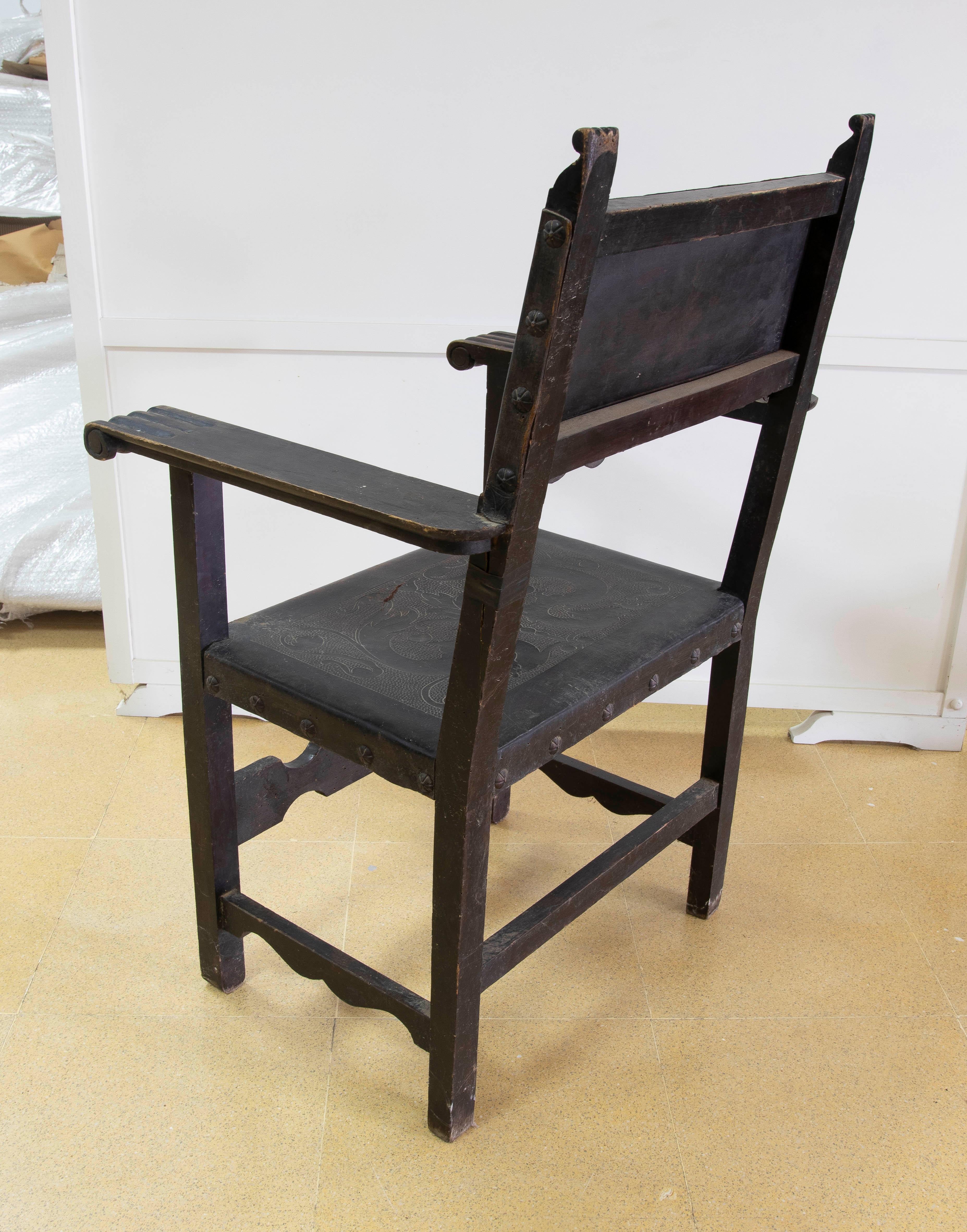 Spanischer Mönchssessel aus Holz und geprägtem Leder in schwarzer Farbe im Angebot 1