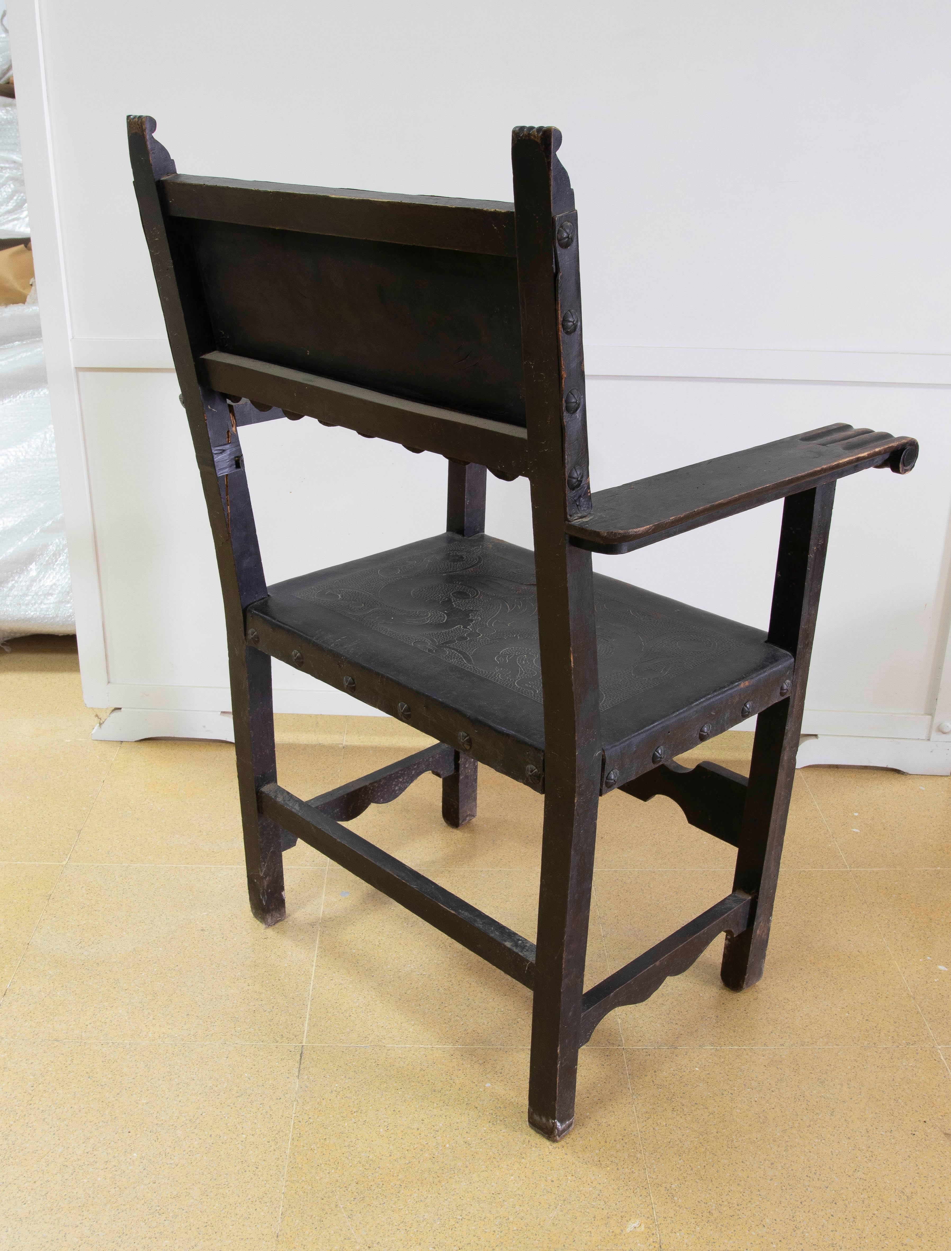Spanischer Mönchssessel aus Holz und geprägtem Leder in schwarzer Farbe im Angebot 2