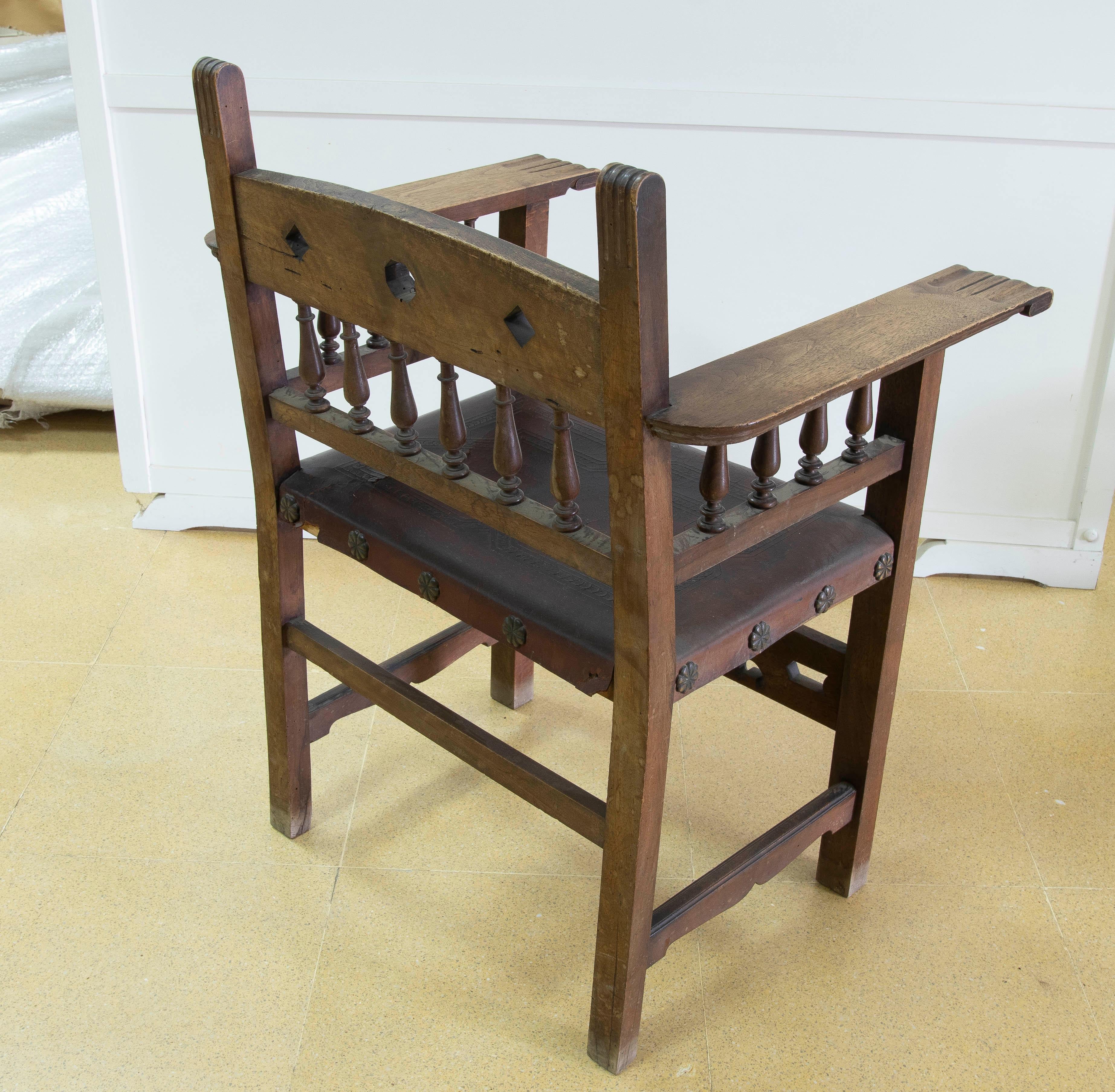 Spanischer Mönchssessel aus Holz und geprägtem Leder in schwarzer Farbe im Angebot 3