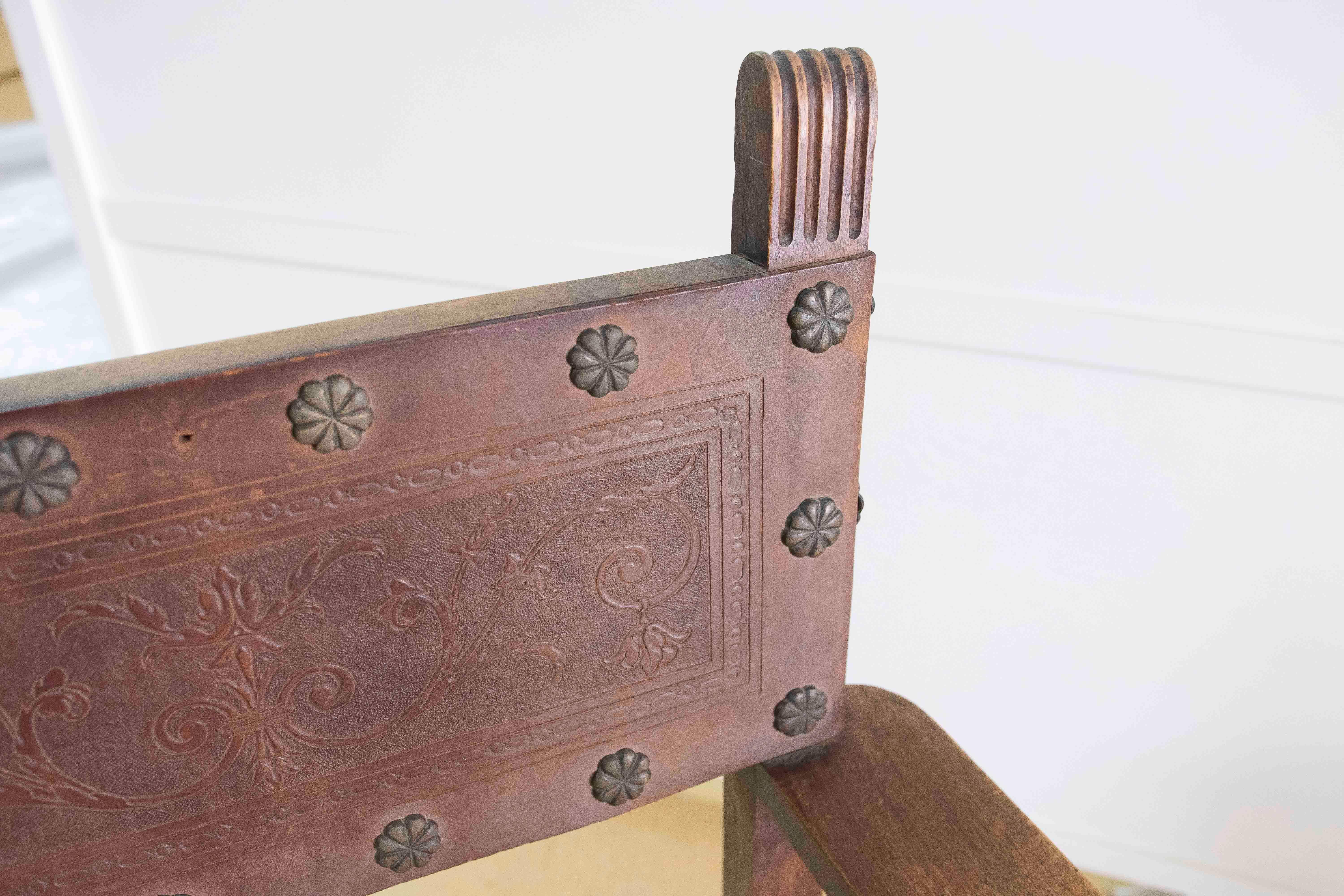 Spanischer Mönchssessel aus Holz und geprägtem Leder in schwarzer Farbe im Angebot 4