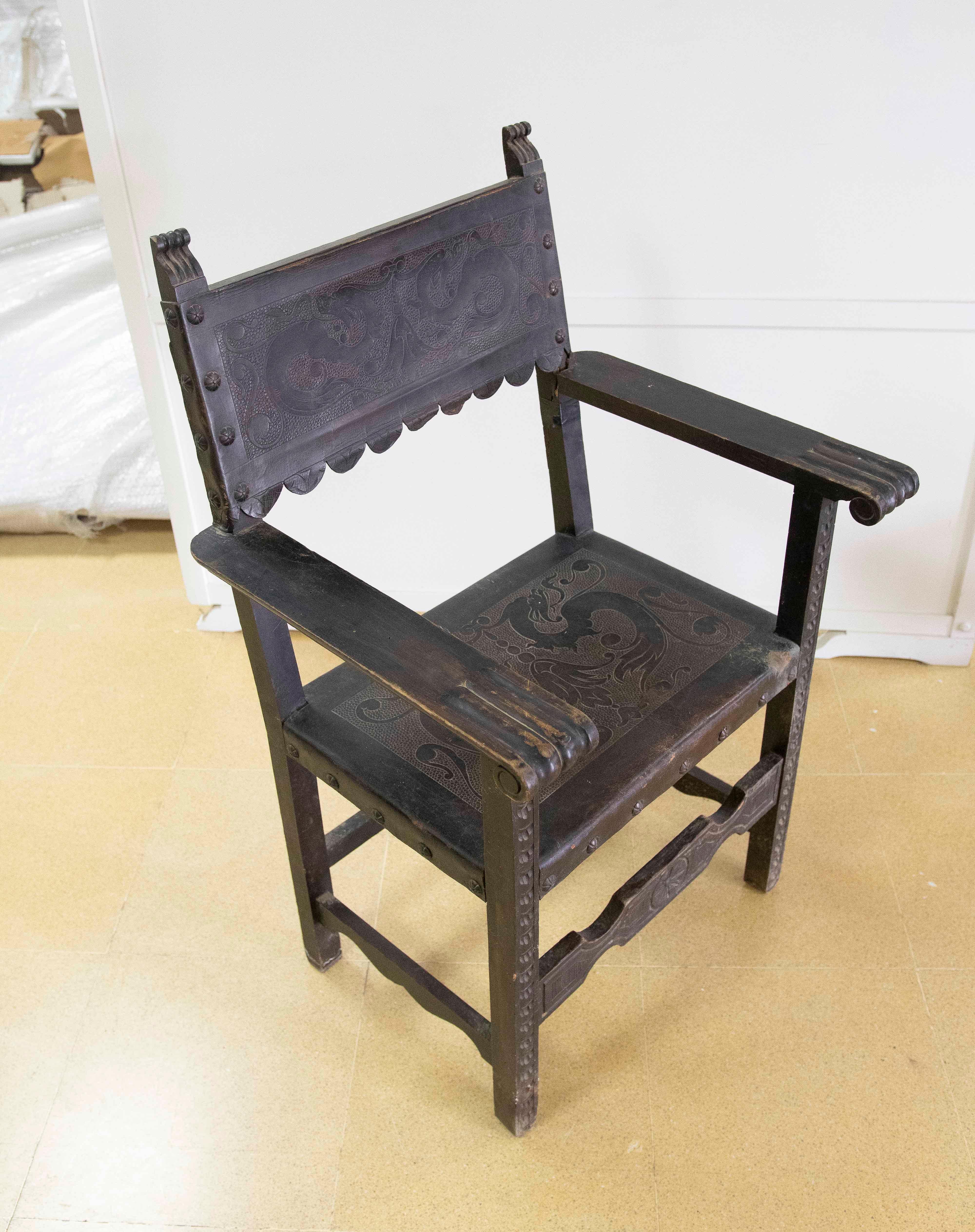Spanischer Mönchssessel aus Holz und geprägtem Leder in schwarzer Farbe im Angebot 4