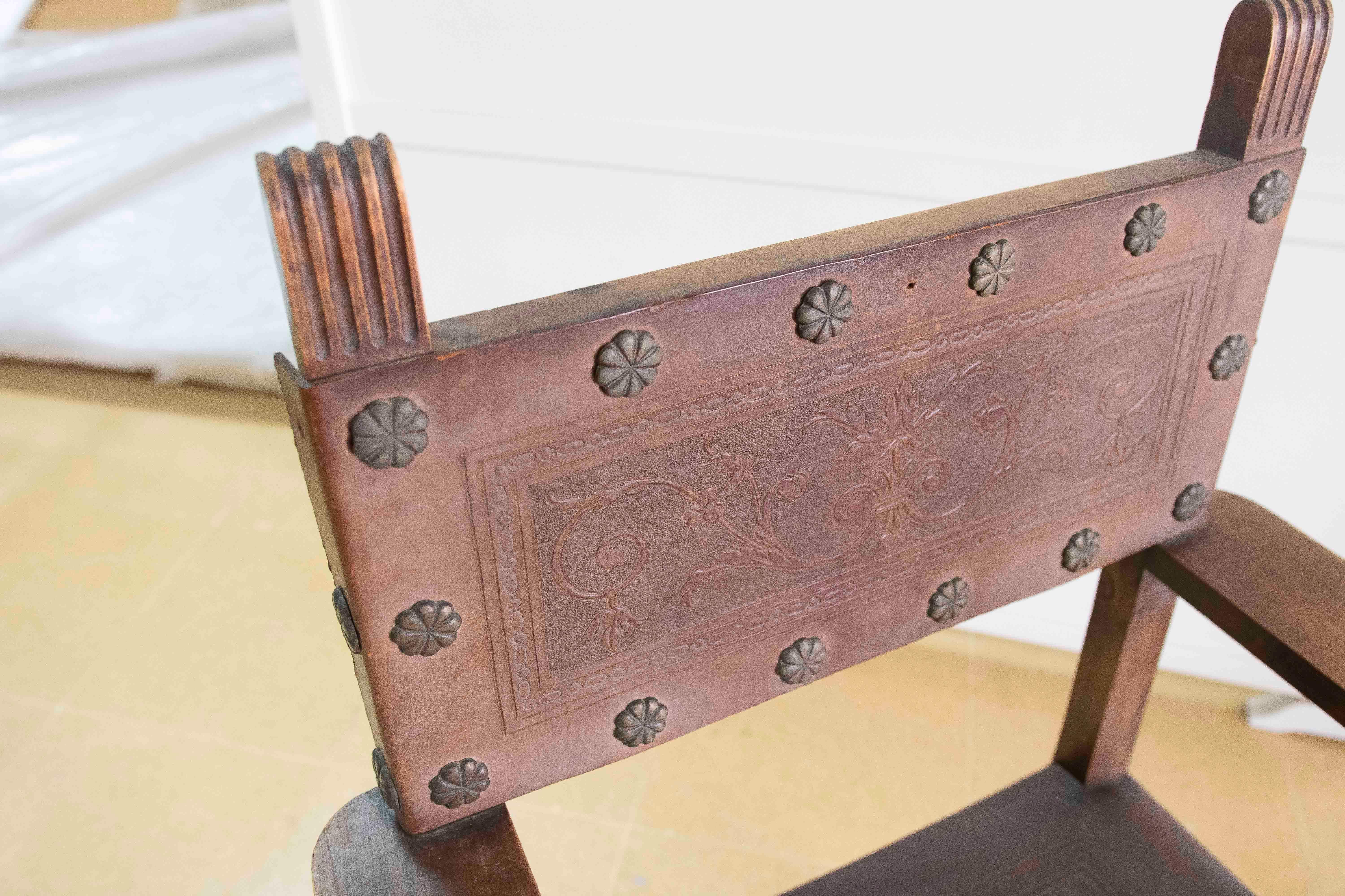 Spanischer Mönchssessel aus Holz und geprägtem Leder in schwarzer Farbe im Angebot 5