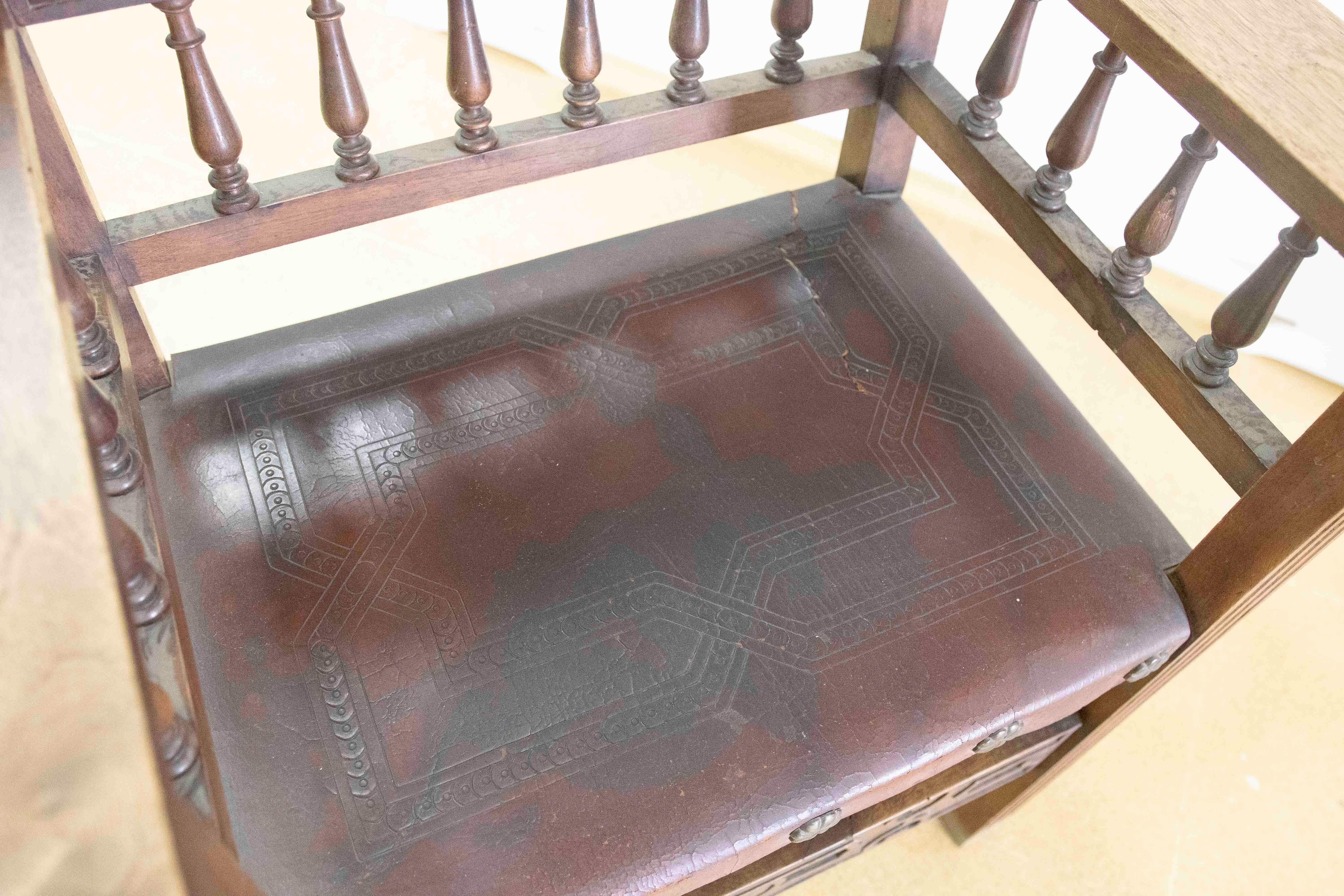 Spanischer Mönchssessel aus Holz und geprägtem Leder in schwarzer Farbe im Angebot 5