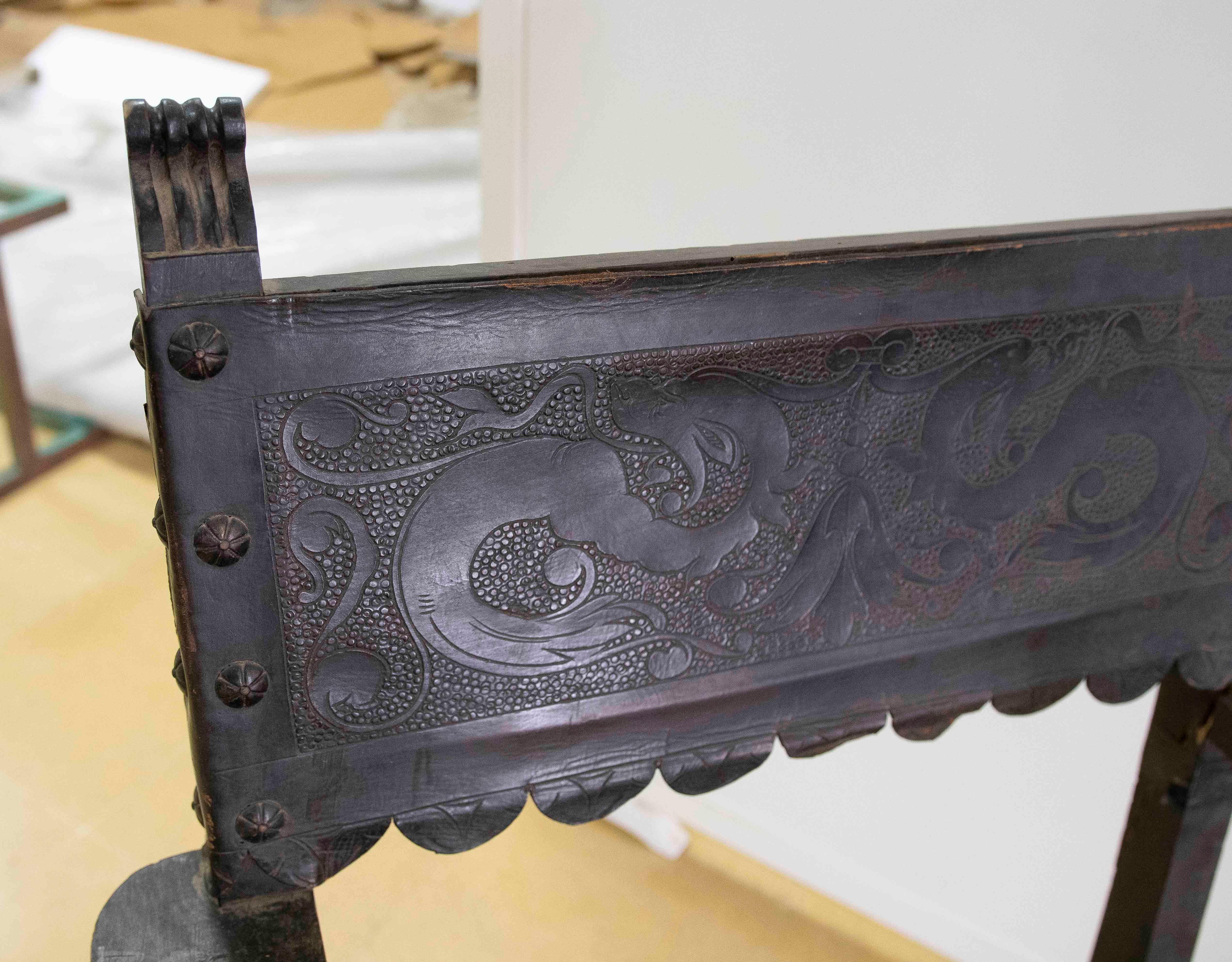 Spanischer Mönchssessel aus Holz und geprägtem Leder in schwarzer Farbe im Angebot 5