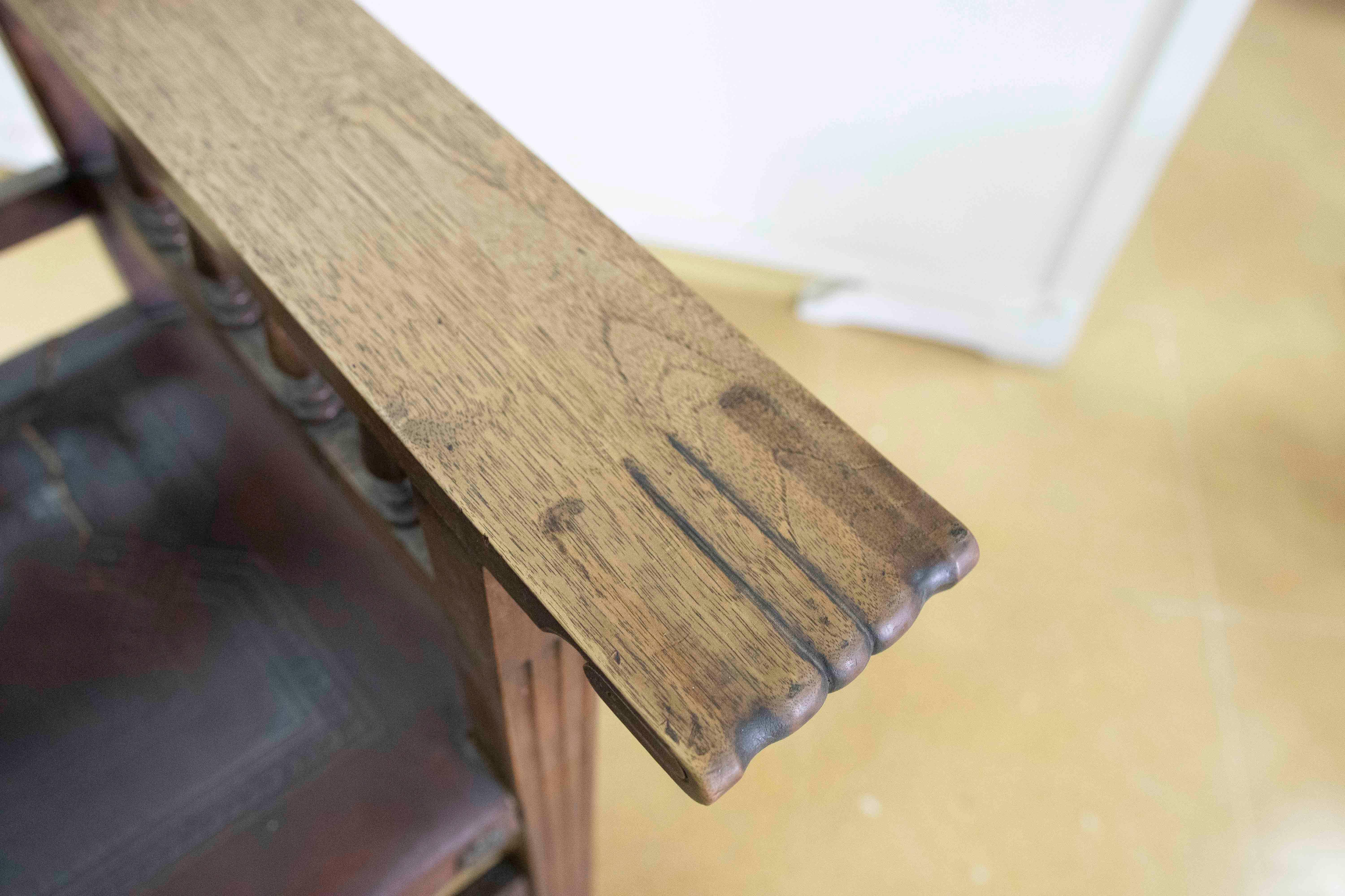 Spanischer Mönchssessel aus Holz und geprägtem Leder in schwarzer Farbe im Angebot 6